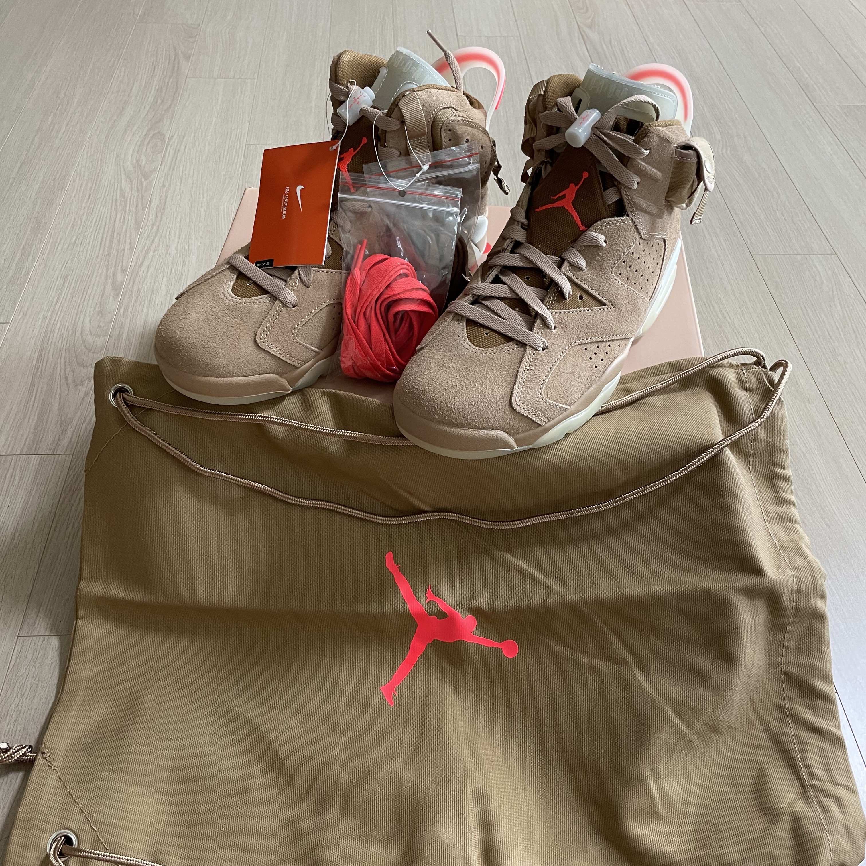 Jordan 6 x Travis Scott Retro SP British Khaki 착용 스타일