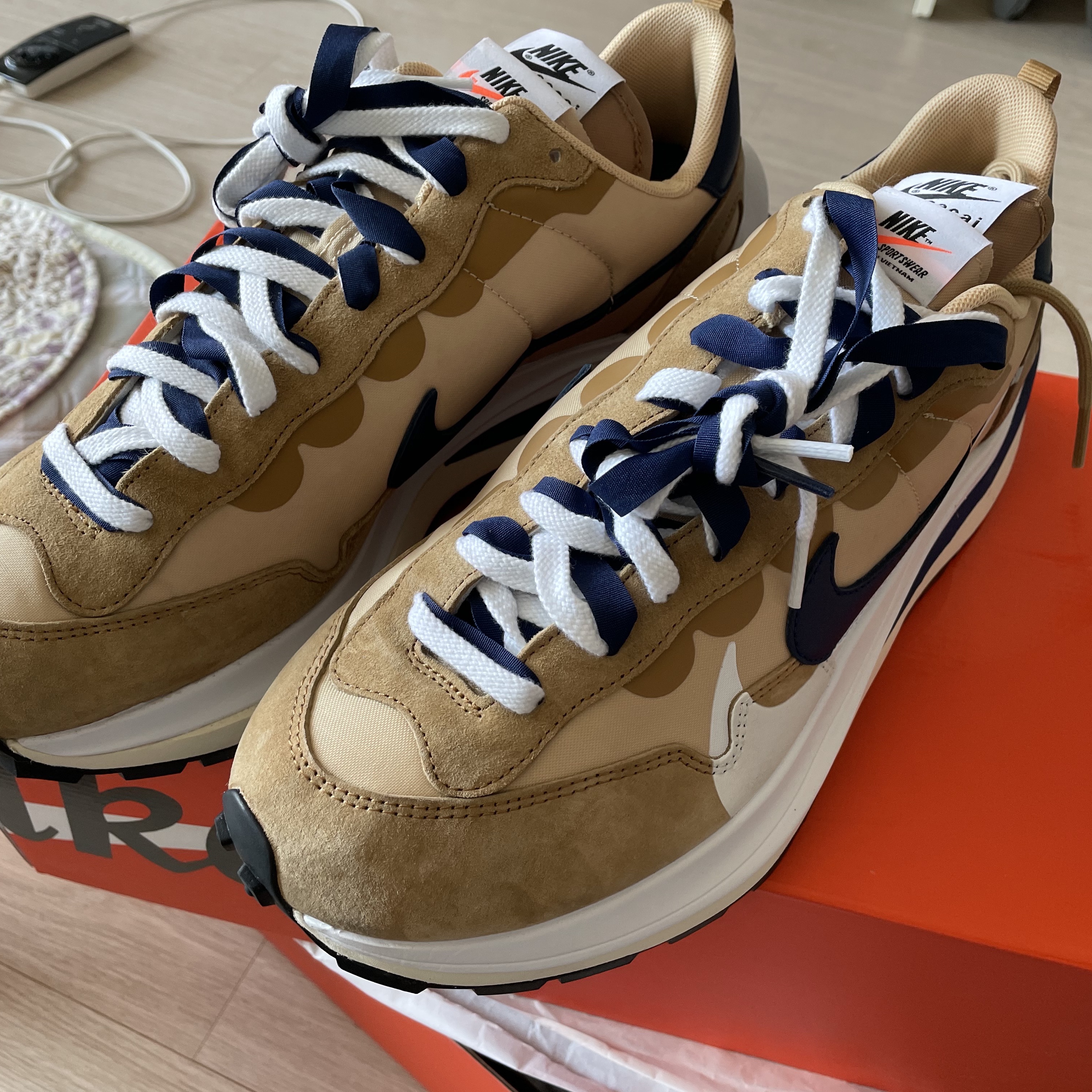 Nike x Sacai VaporWaffle Sesame and Blue Void 착용 스타일