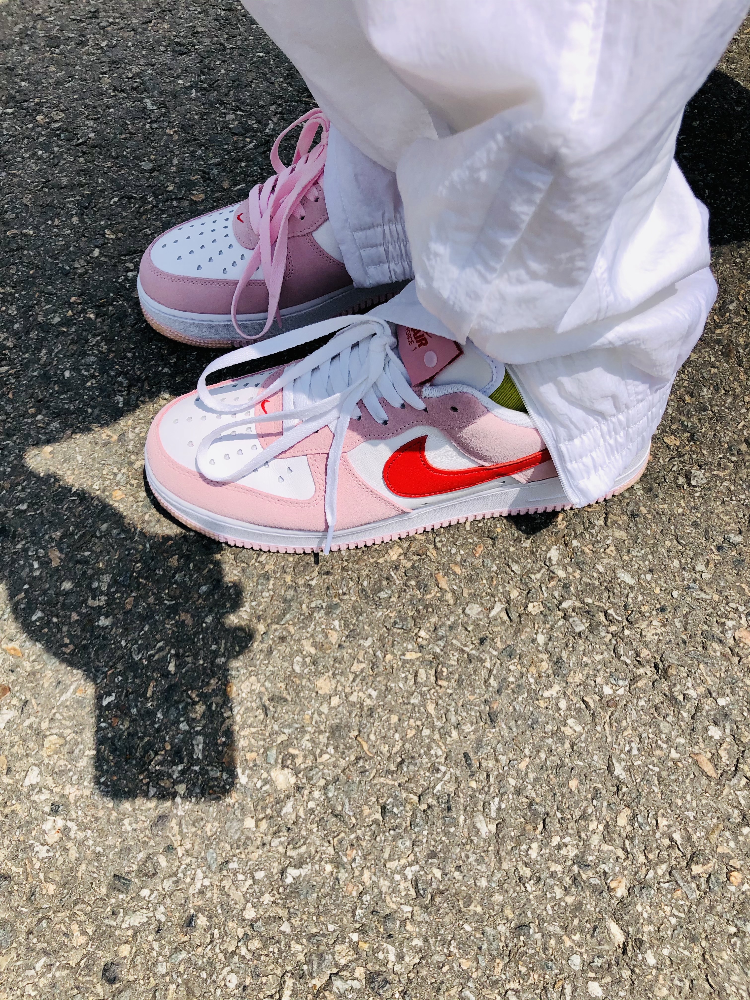 Nike Air Force 1 '07 QS Valentine's Day 착용 스타일 - 4
