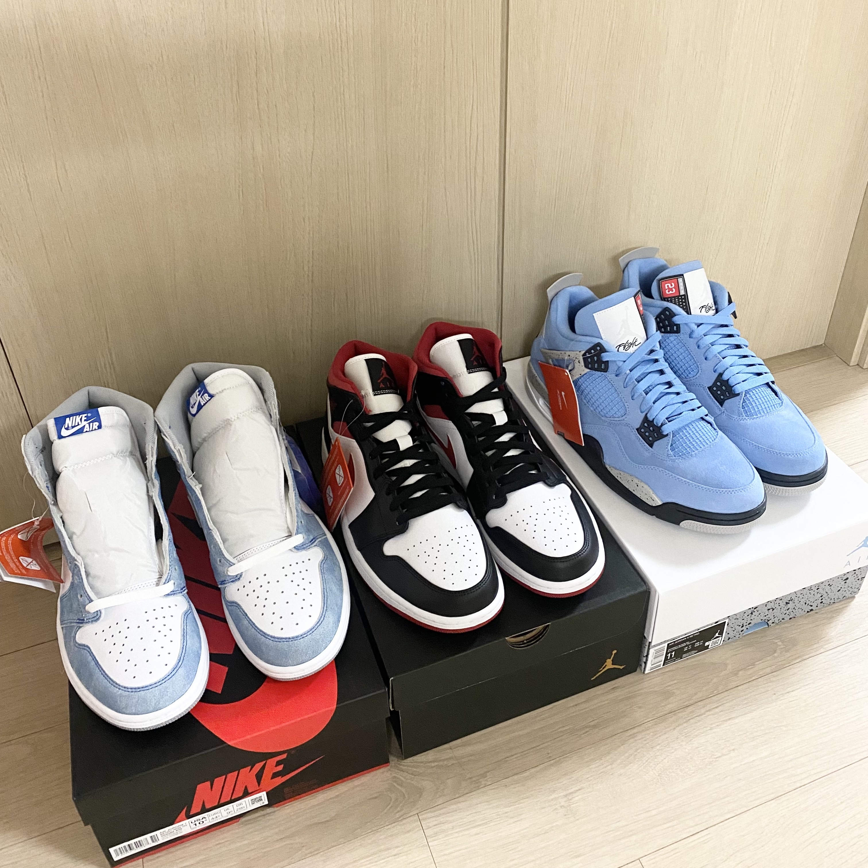 Jordan 1 Mid Gym Red Black White, Jordan 4 Retro University Blue 착용 스타일