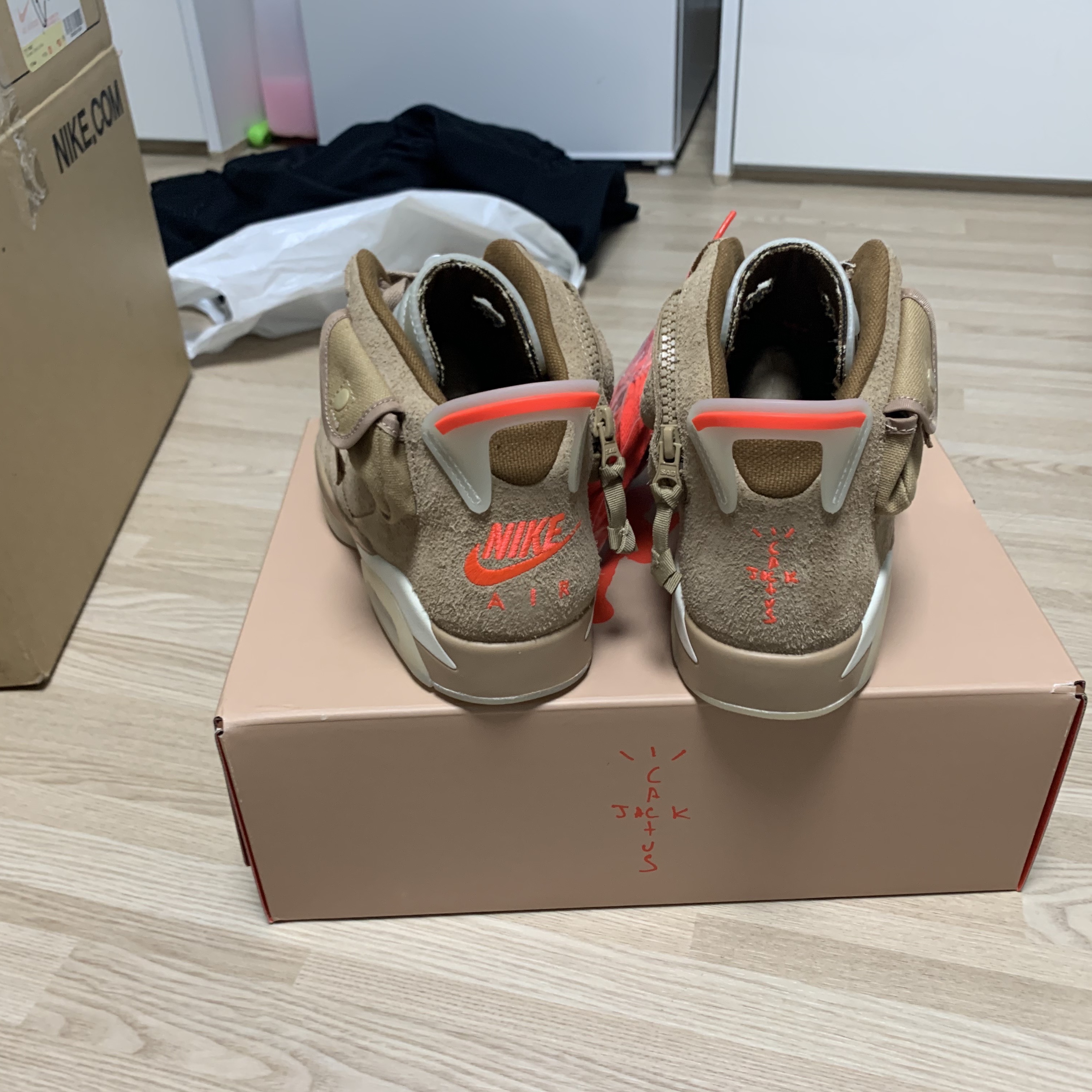Jordan 6 x Travis Scott Retro SP British Khaki 착용 스타일 - 4