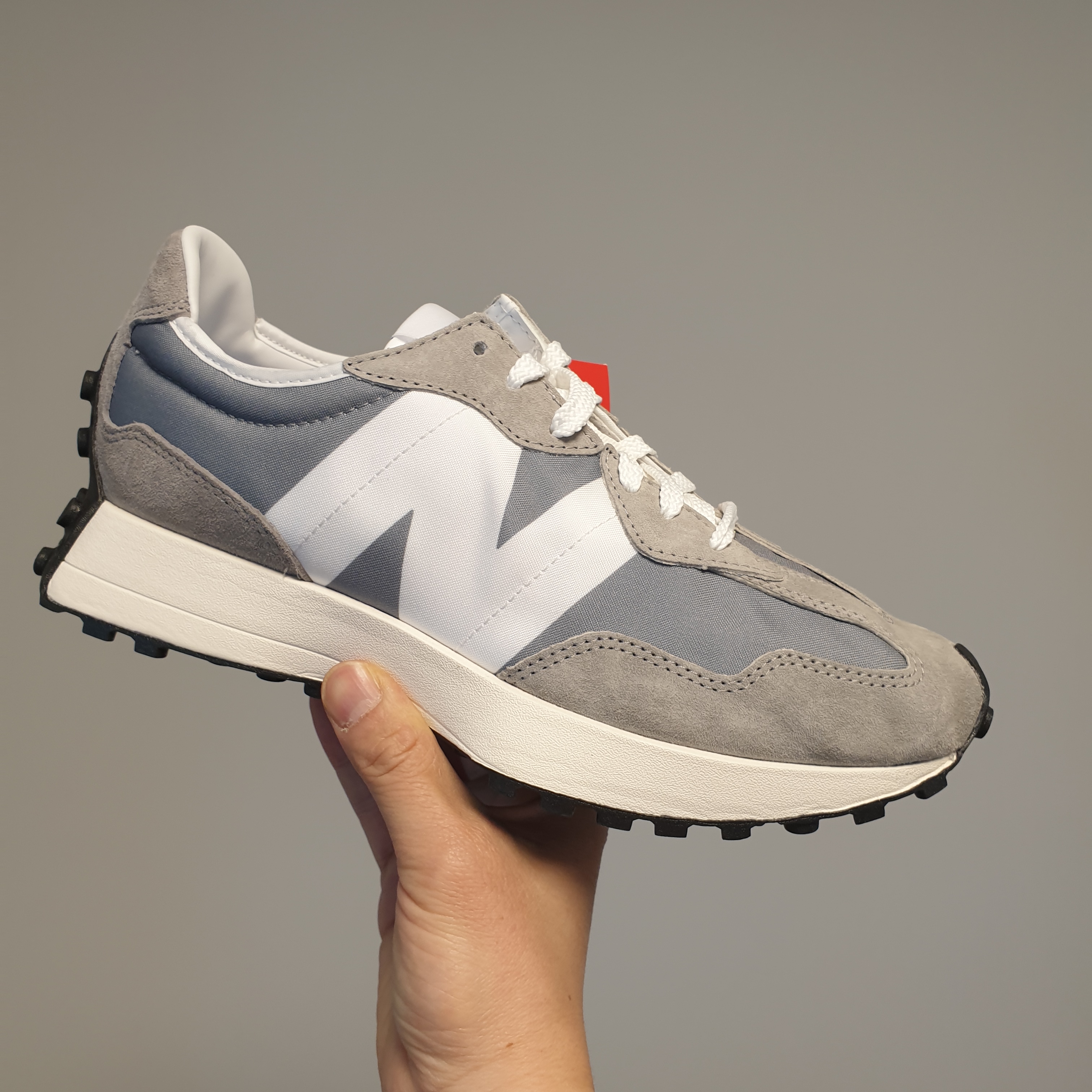 New Balance 327 Grey 착용 스타일 - 1