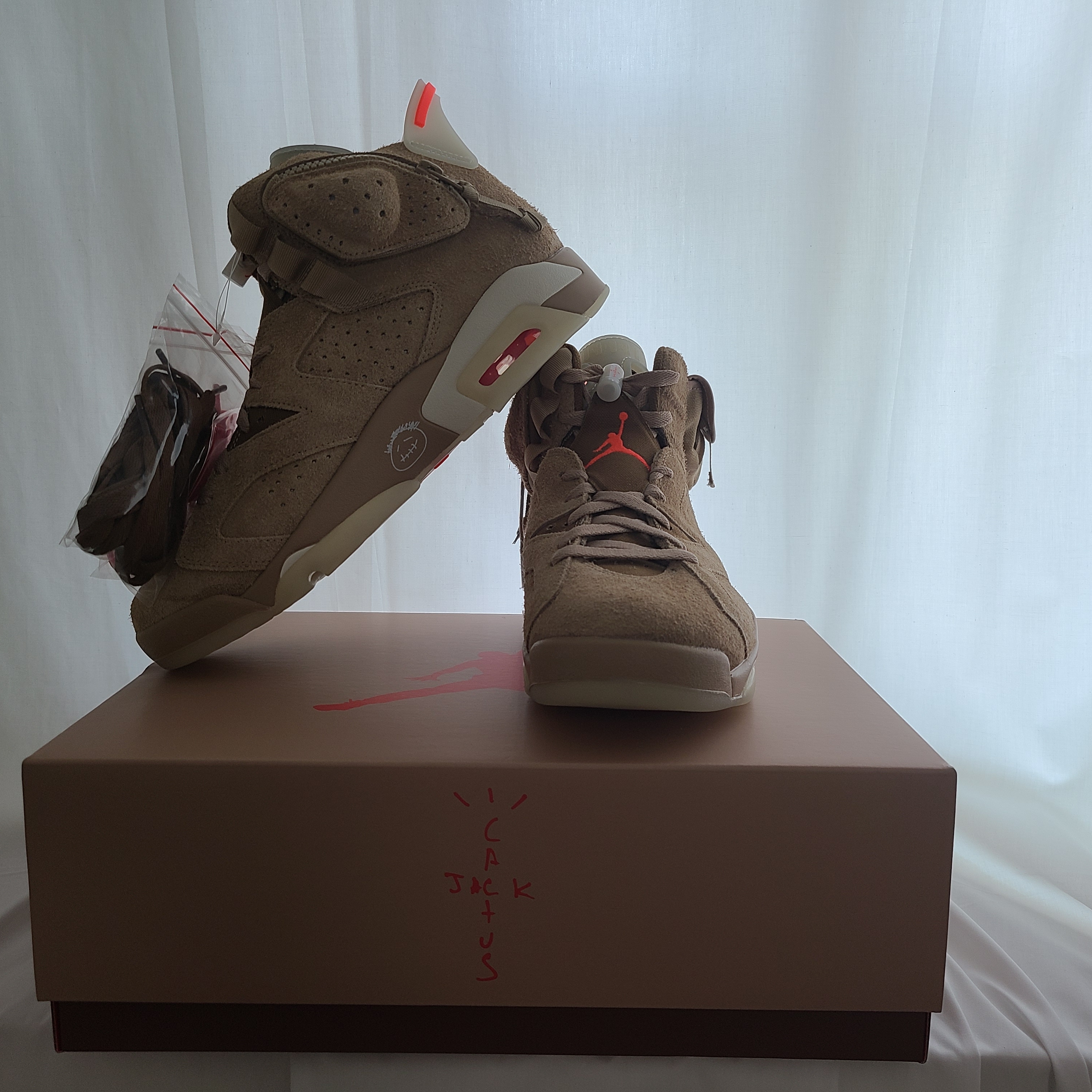Jordan 6 x Travis Scott Retro SP British Khaki 착용 스타일 - 2