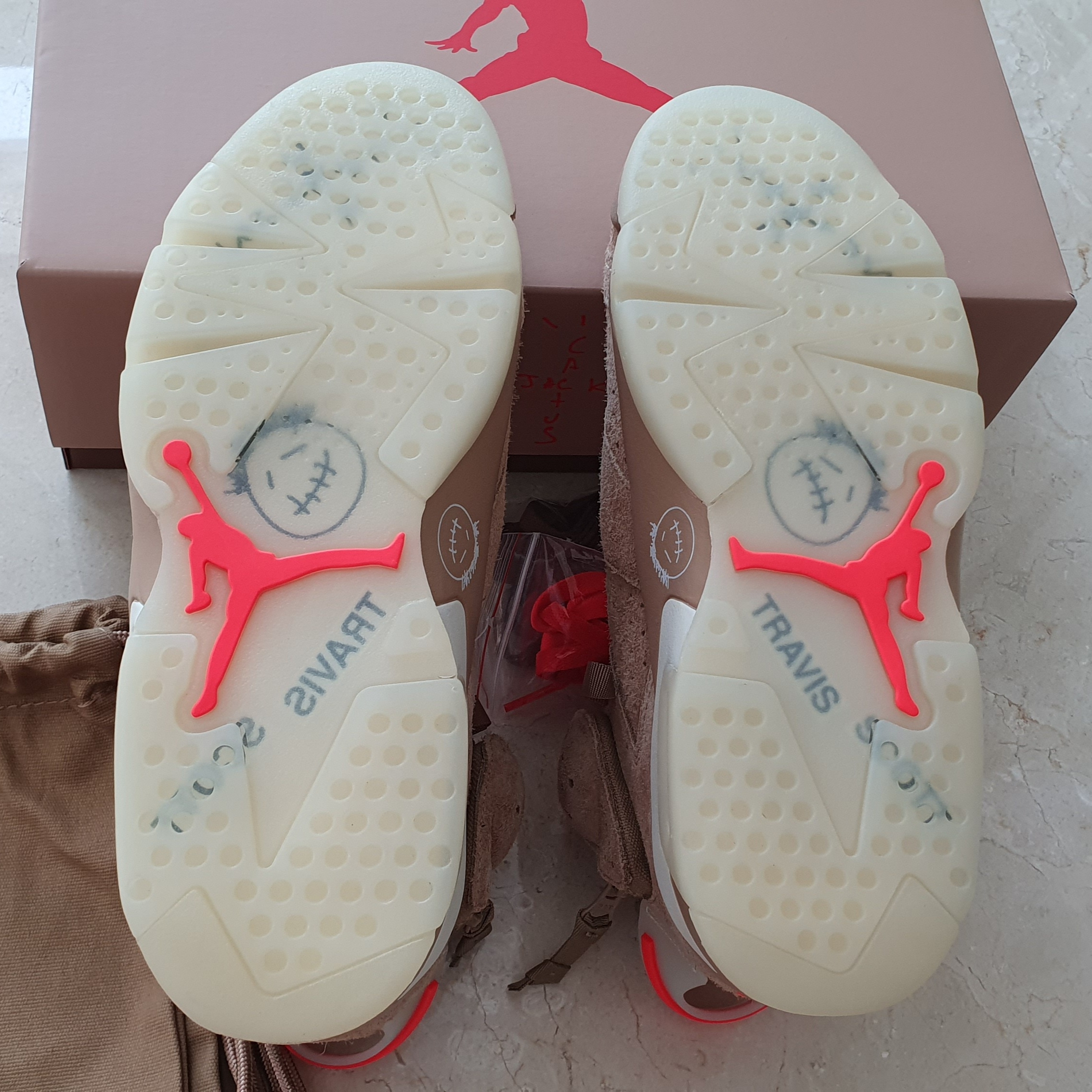 Jordan 6 x Travis Scott Retro SP British Khaki 착용 스타일 - 3