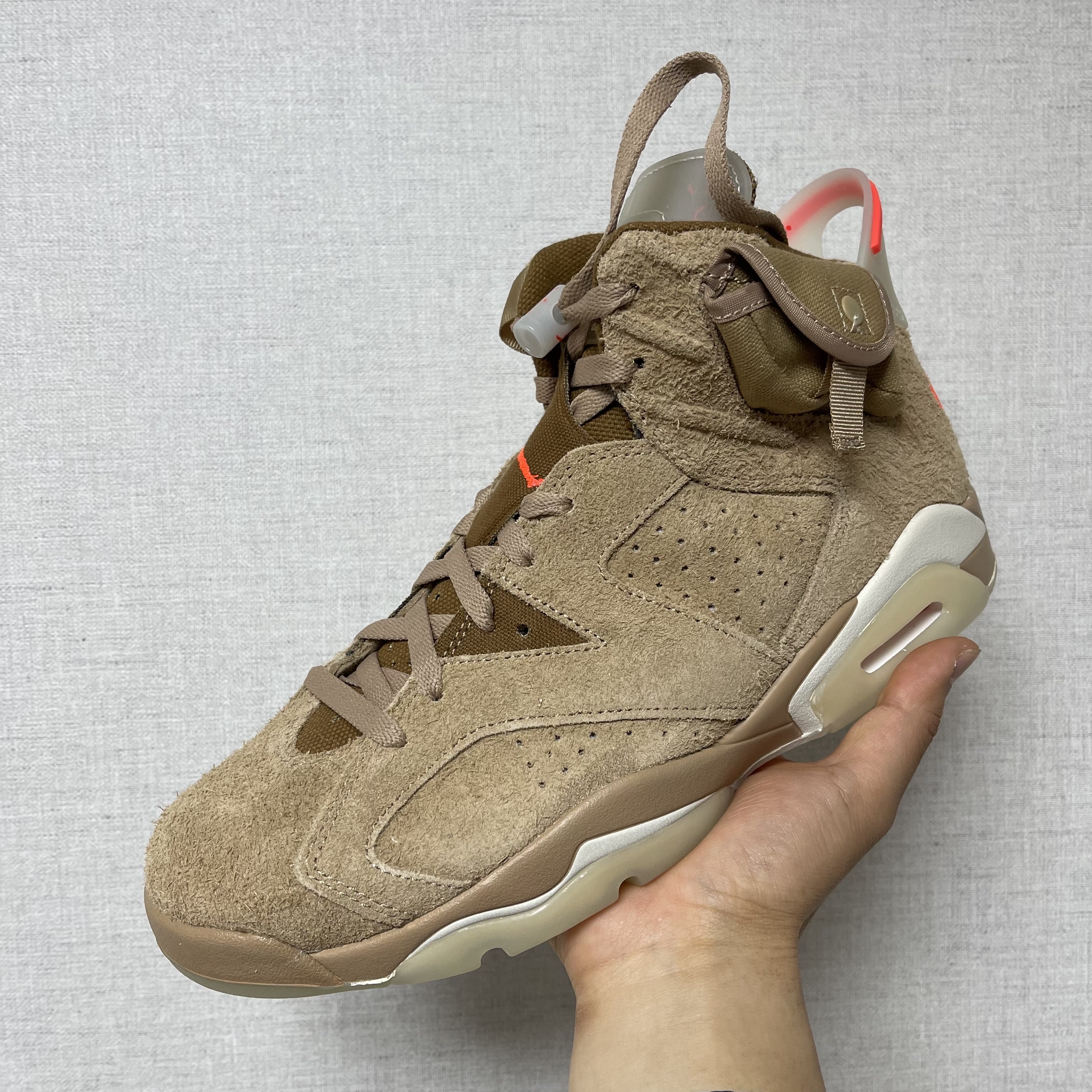 Jordan 6 x Travis Scott Retro SP British Khaki 착용 스타일