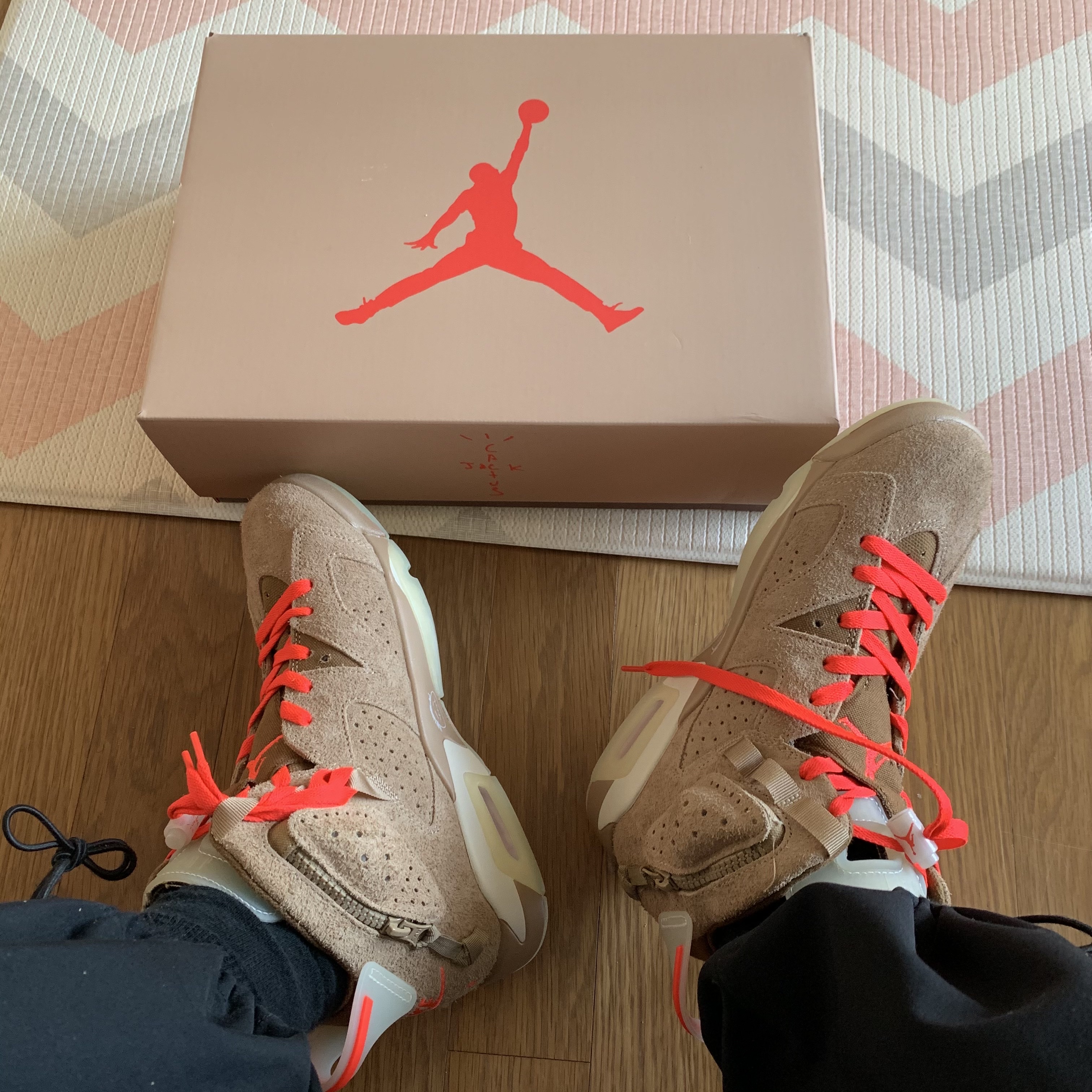 Jordan 6 x Travis Scott Retro SP British Khaki 착용 스타일
