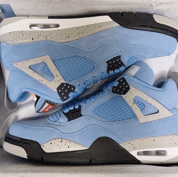 Jordan 4 Retro University Blue 착용 스타일 - 1