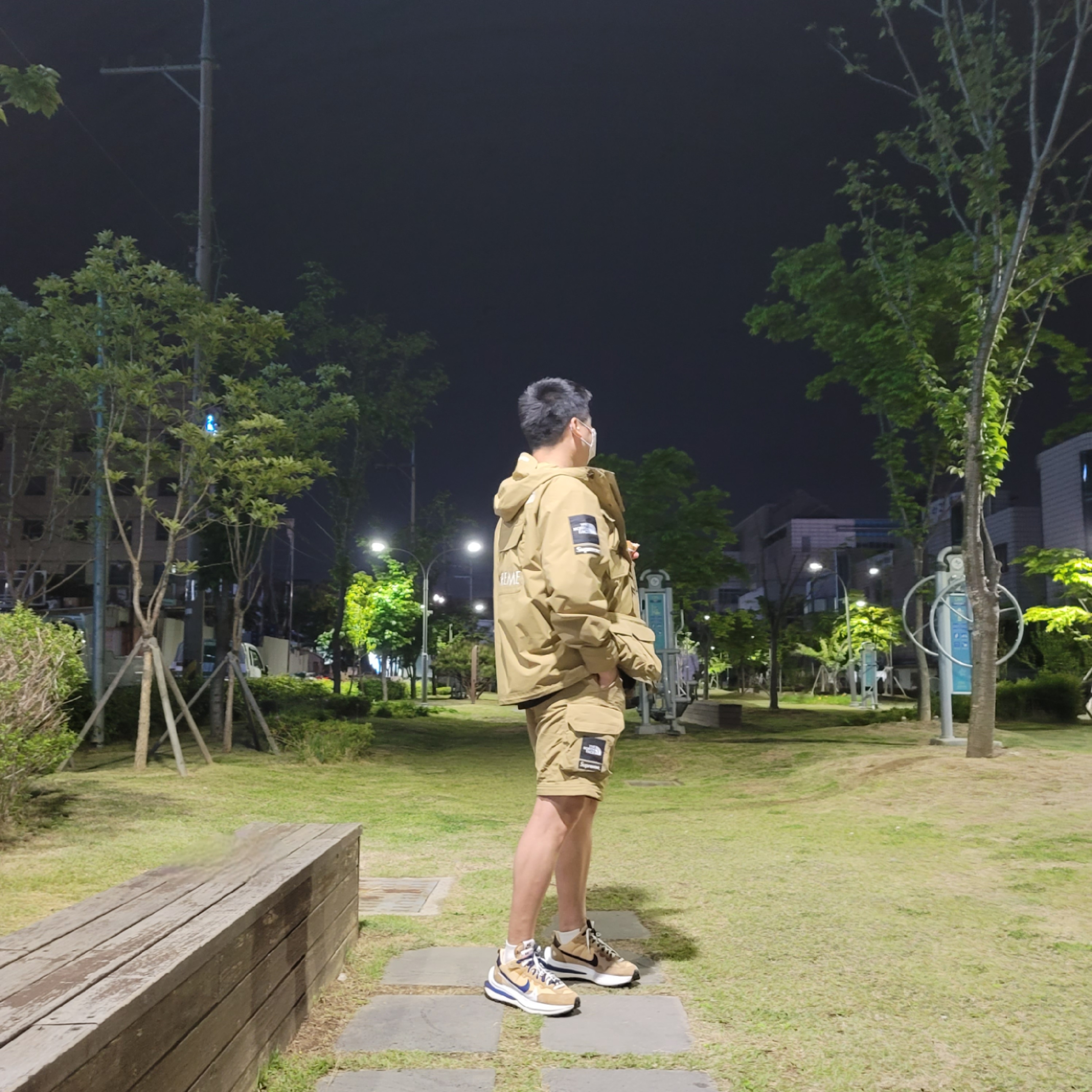 Supreme x The North Face Cargo Jacket Gold - 20SS, Nike x Sacai VaporWaffle Sesame and Blue Void 착용 스타일 - 1