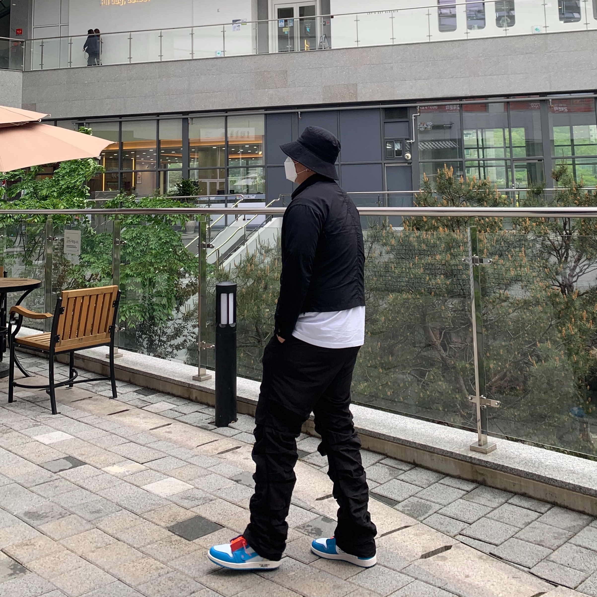 Jordan 1 x Off-White Retro High University Blue 착용 스타일
