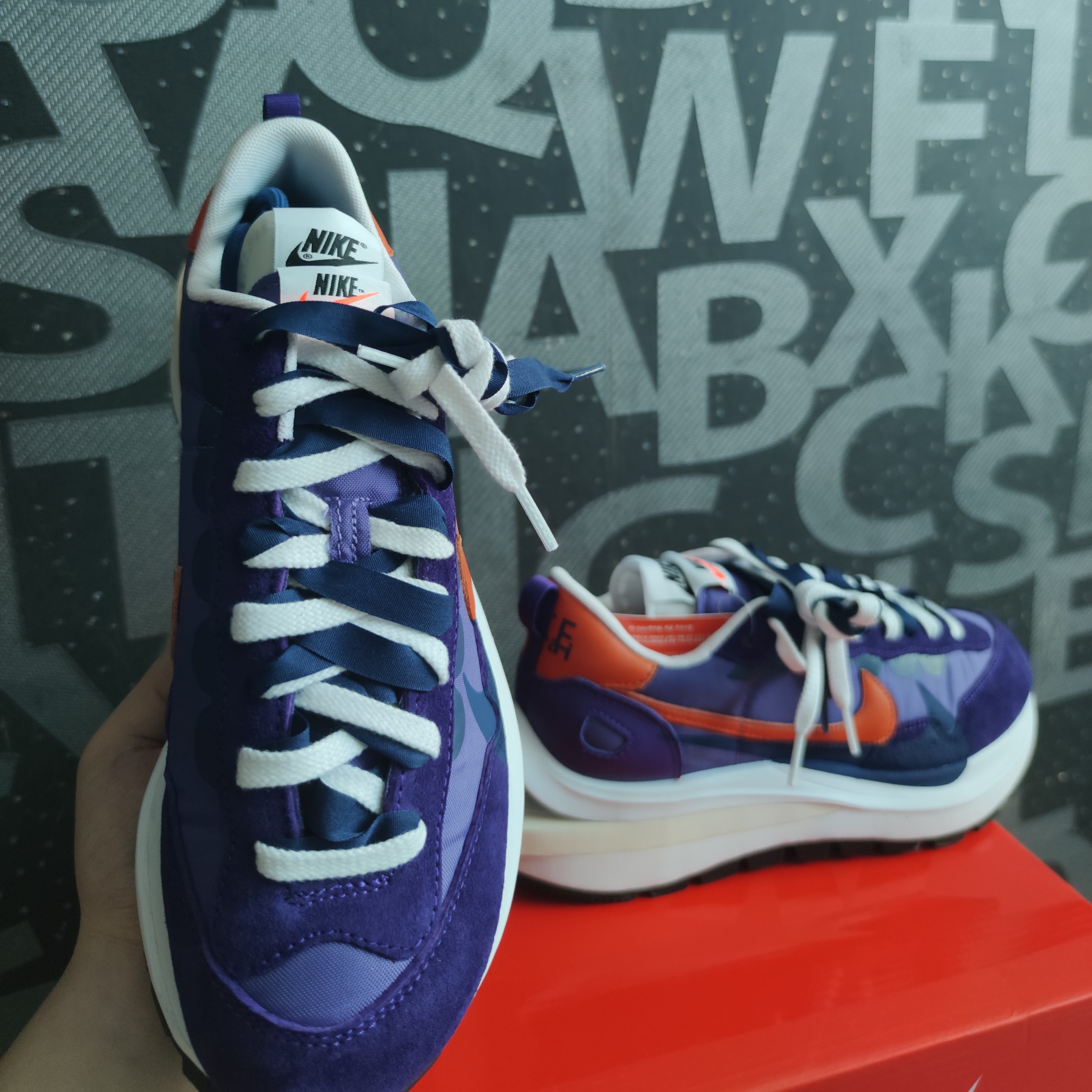 Nike x Sacai VaporWaffle Dark Iris 착용 스타일 - 3