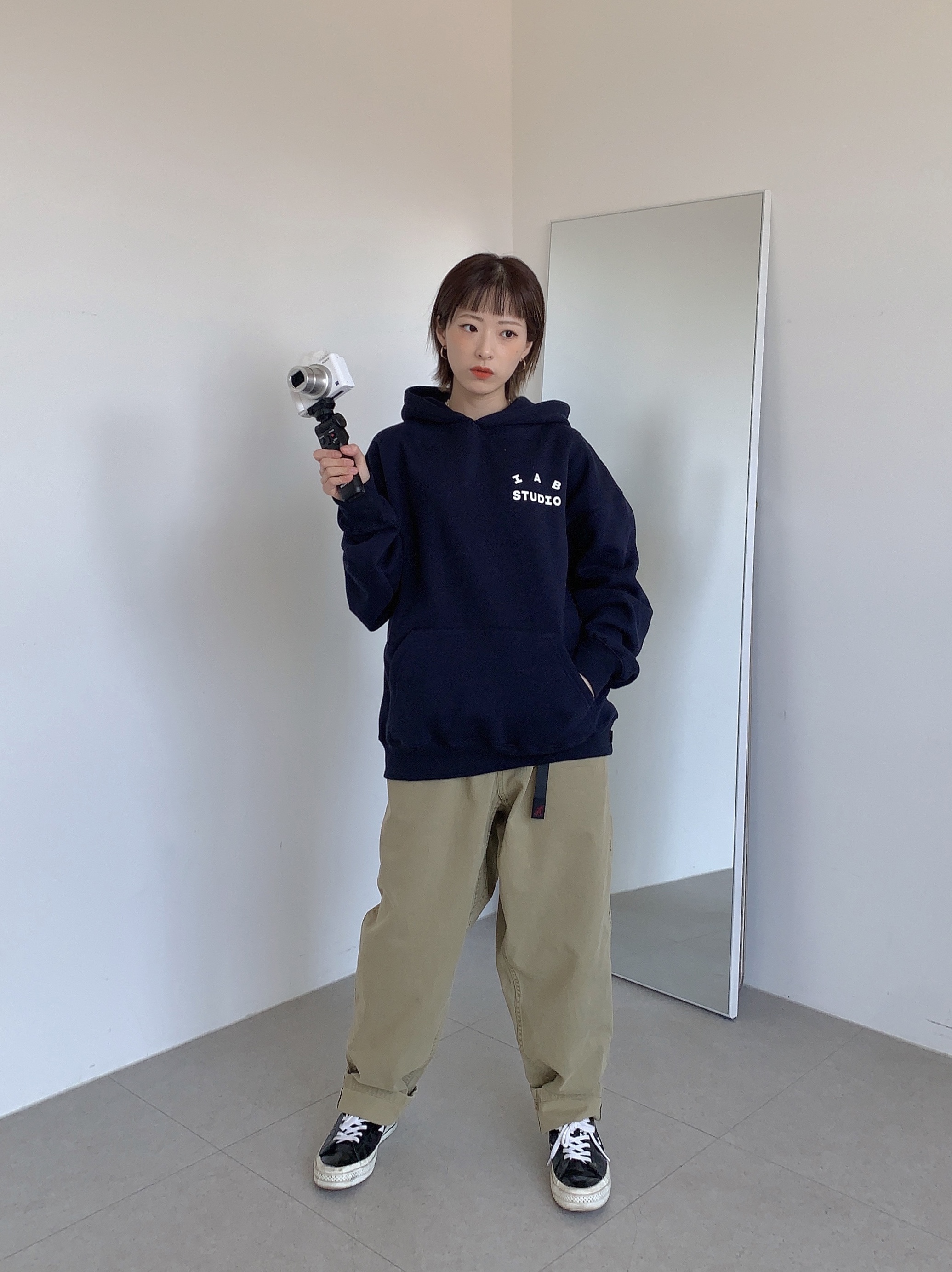IAB Studio Hoodie Navy - 21SS 착용 스타일 - 2