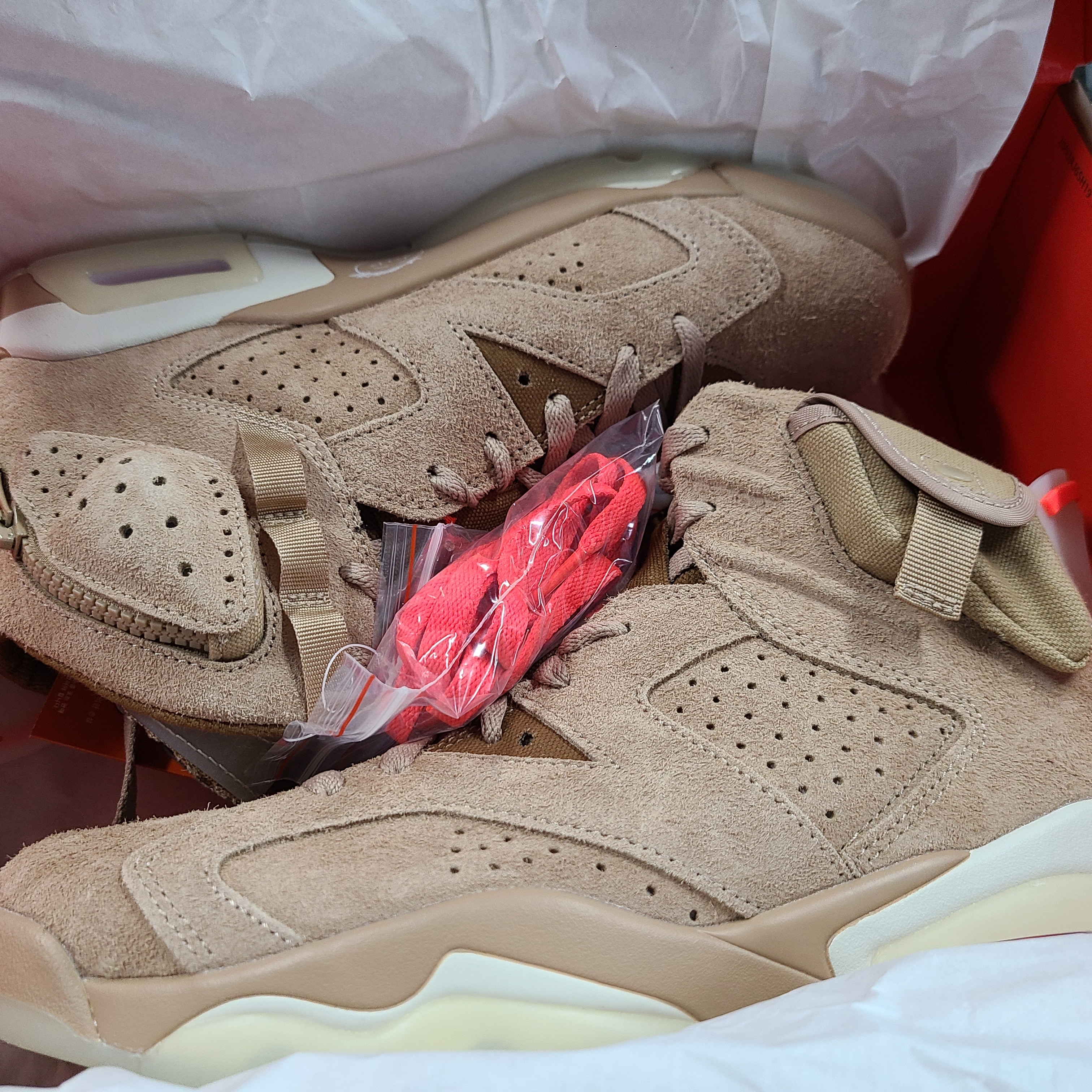 Jordan 6 x Travis Scott Retro SP British Khaki 착용 스타일 - 1