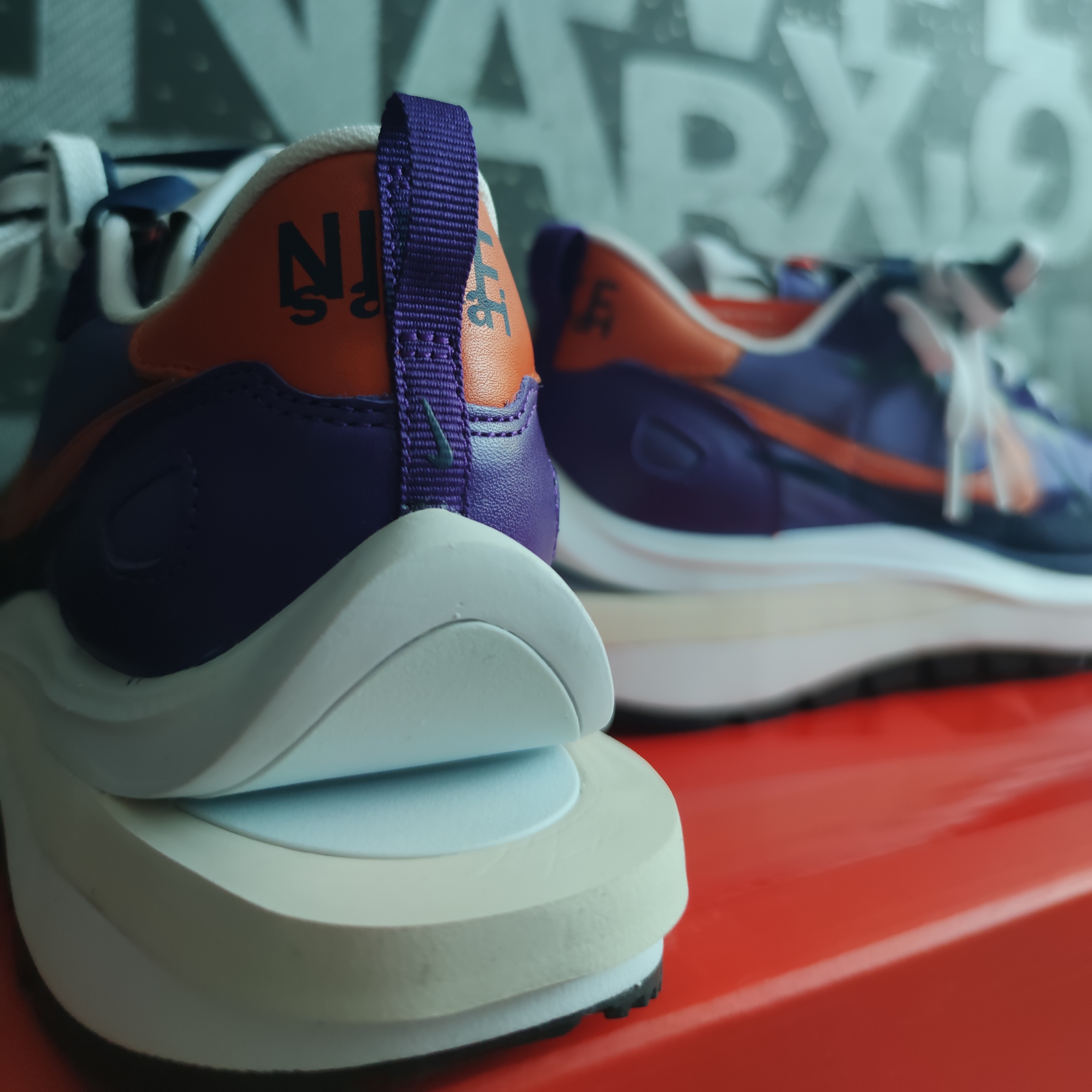 Nike x Sacai VaporWaffle Dark Iris 착용 스타일 - 4