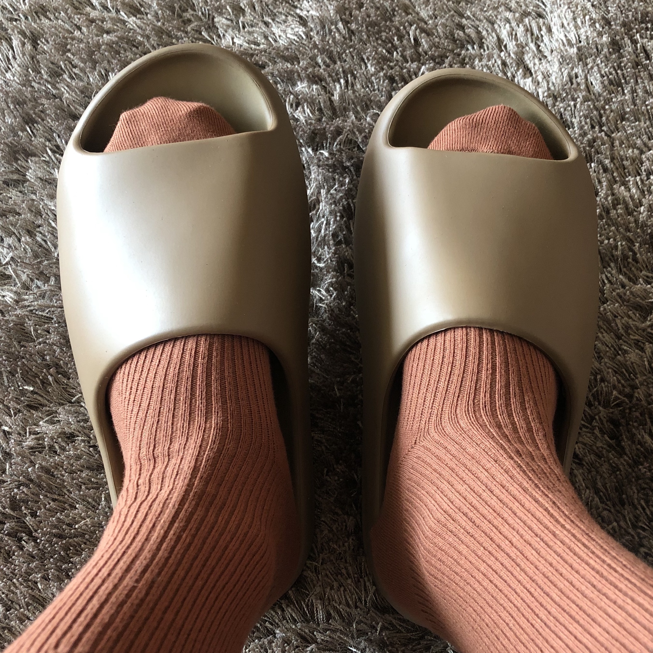 Adidas Yeezy Slide Core 2021 착용 스타일 - 2