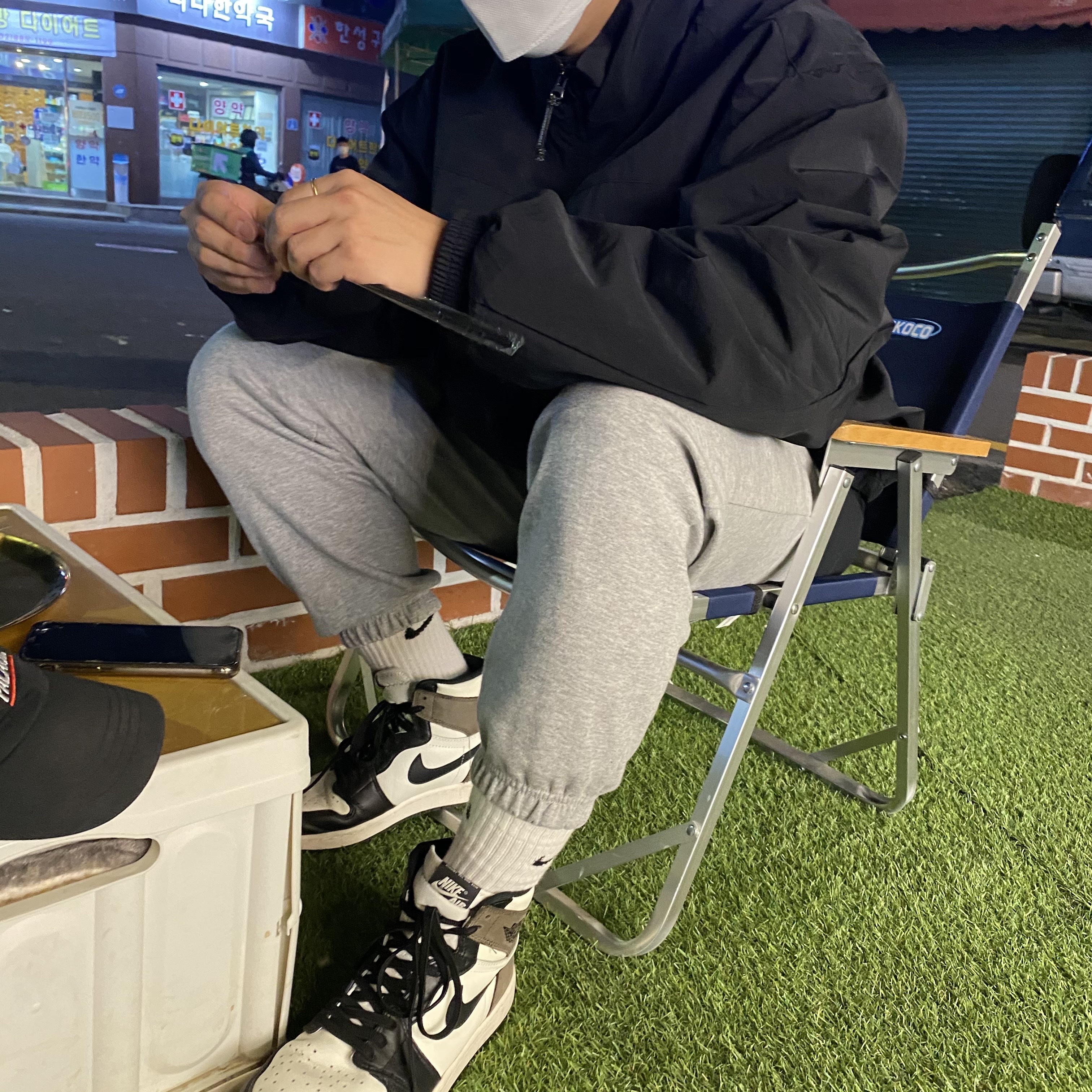 Jordan 1 Retro High OG Black Mocha 착용 스타일