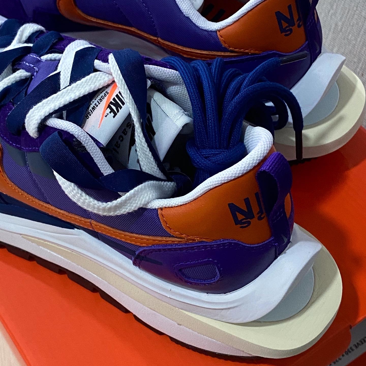 Nike x Sacai VaporWaffle Dark Iris 착용 스타일