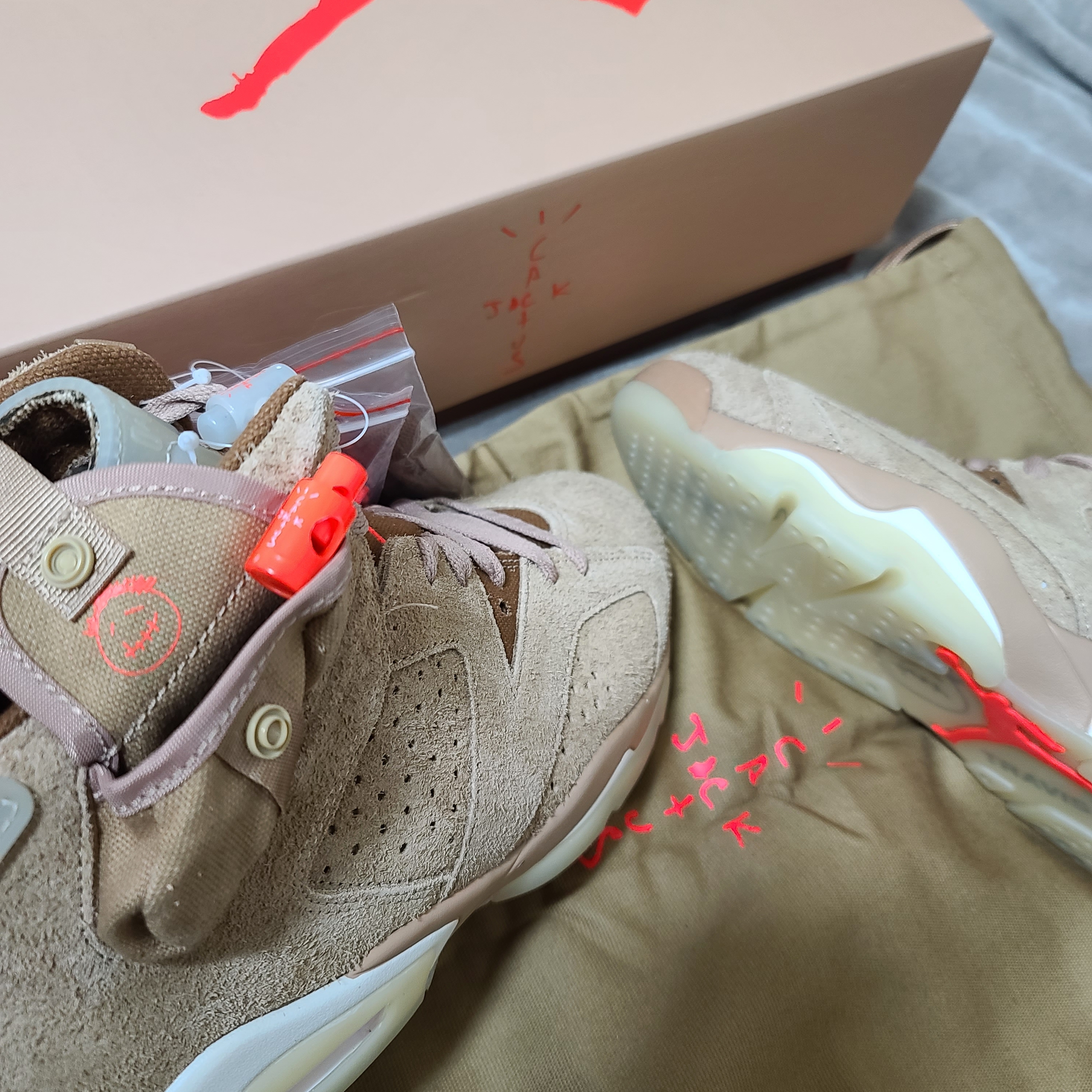Jordan 6 x Travis Scott Retro SP British Khaki 착용 스타일 - 3