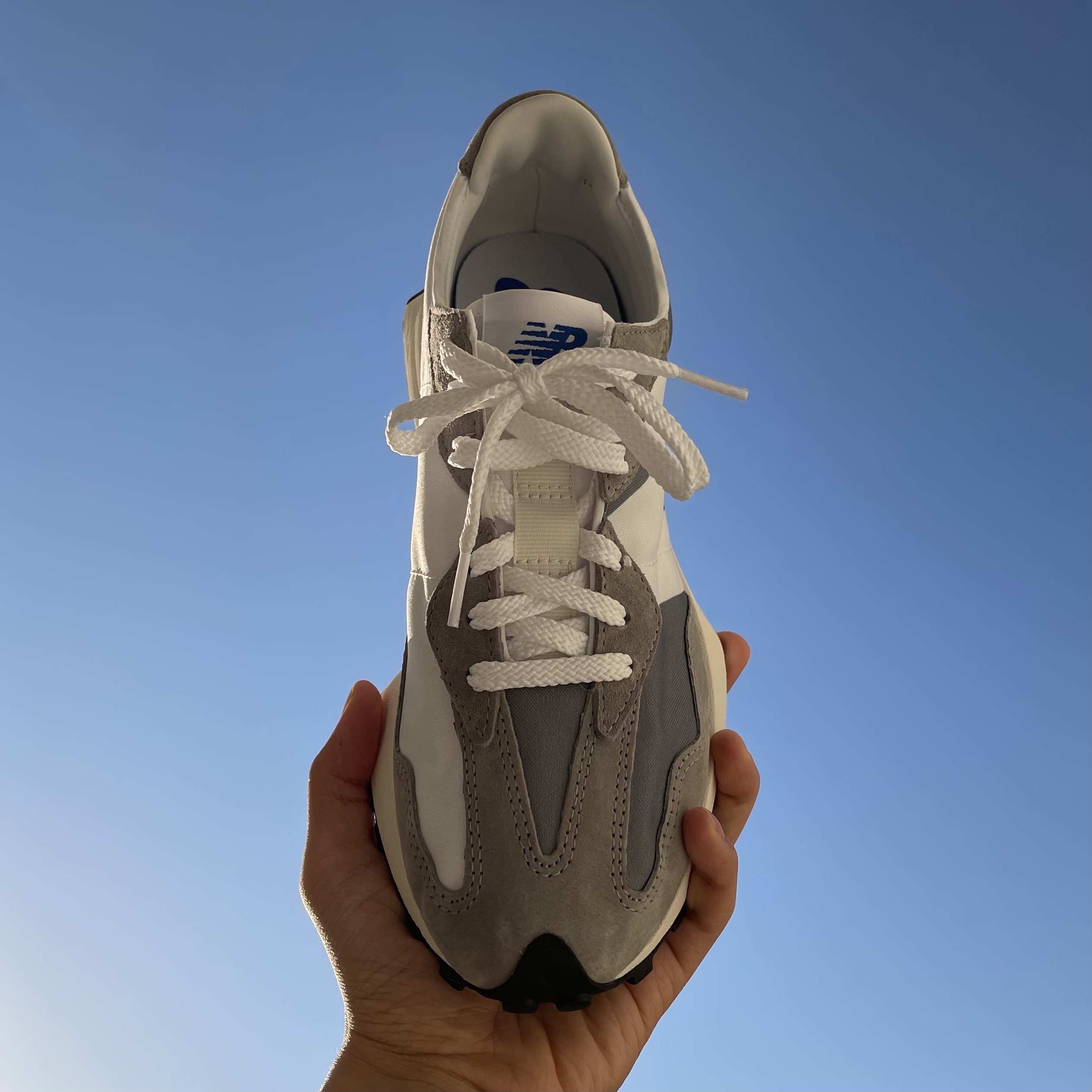 New Balance 327 Grey 착용 스타일