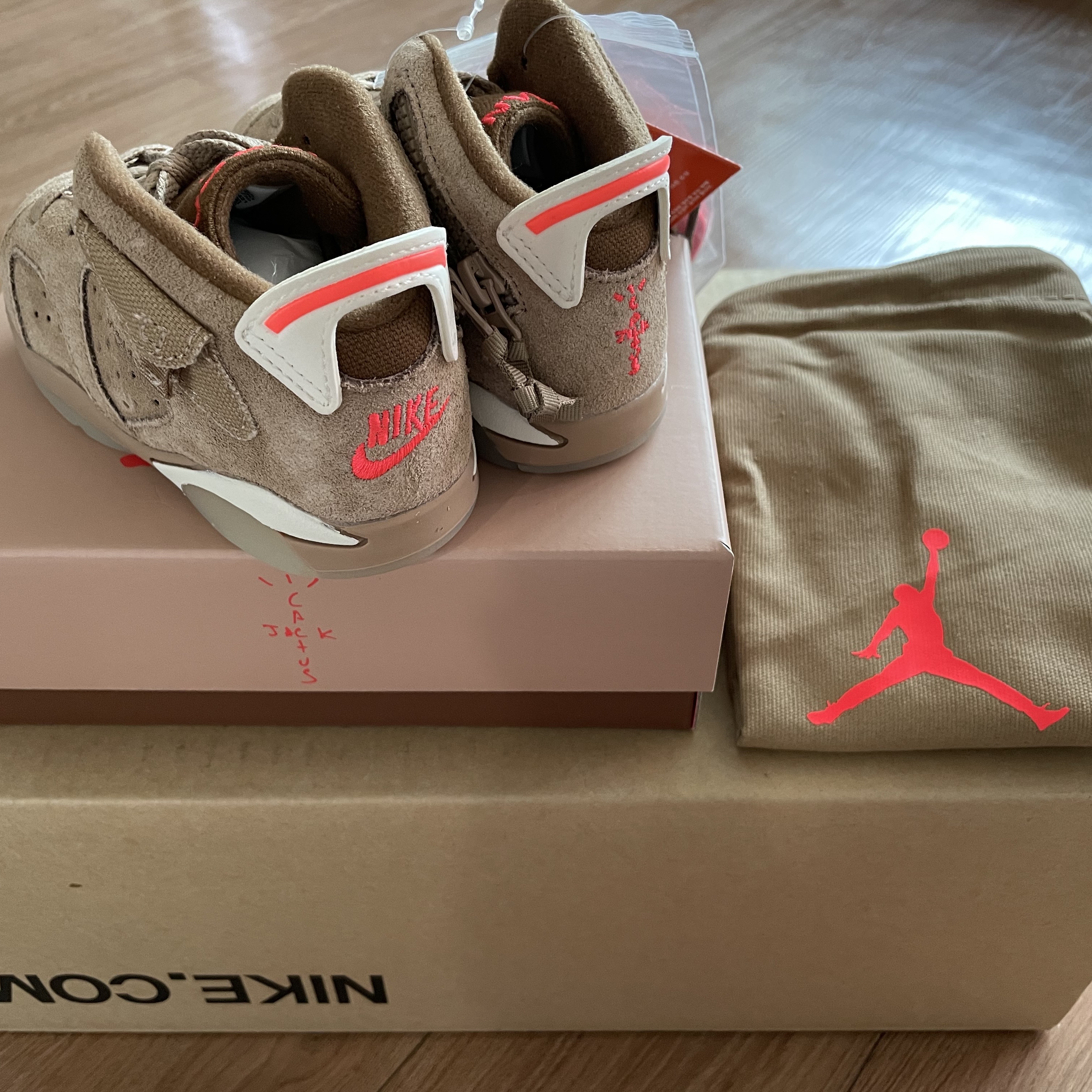 (TD) Jordan 6 x Travis Scott Retro SP British Khaki 착용 스타일 - 2