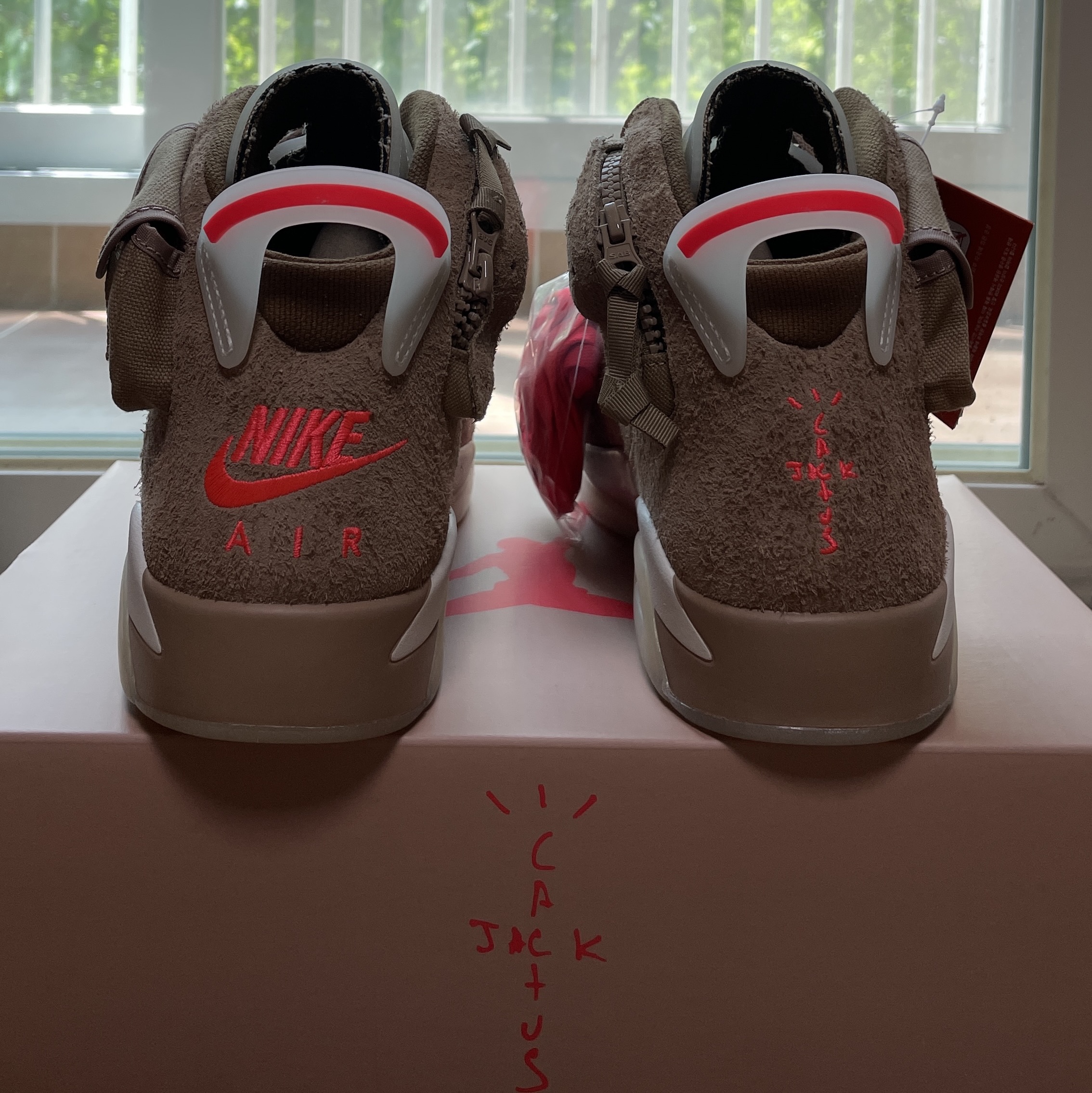 Jordan 6 x Travis Scott Retro SP British Khaki 착용 스타일 - 3