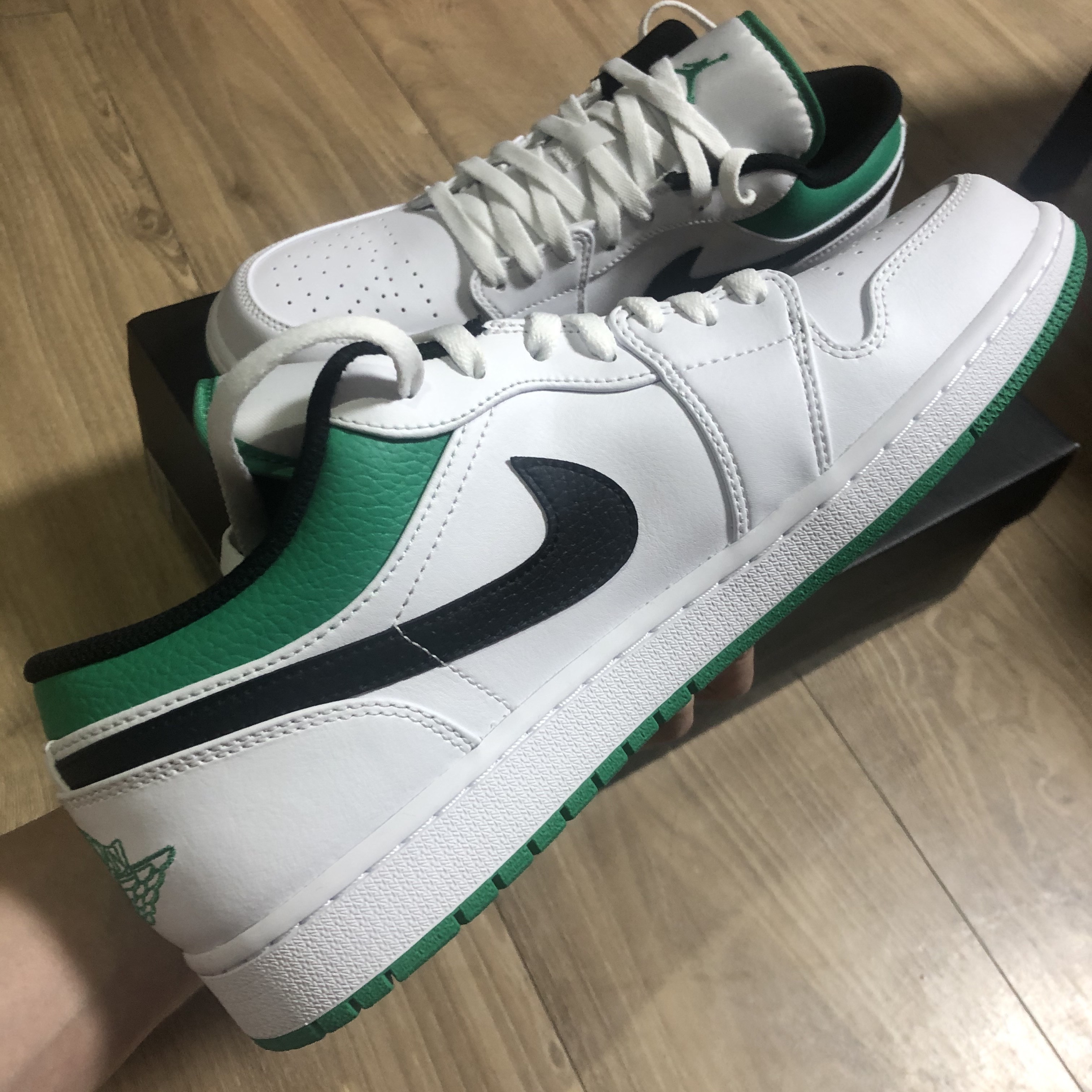 Jordan 1 Low White Lucky Green 착용 스타일 - 3