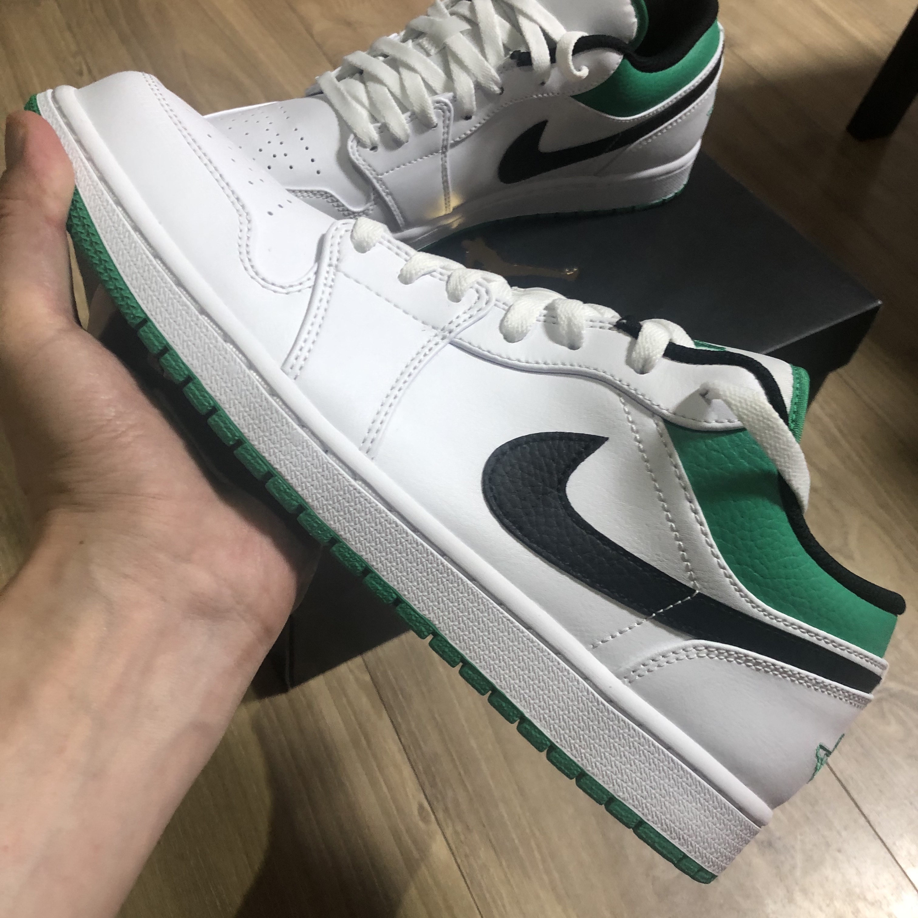 Jordan 1 Low White Lucky Green 착용 스타일 - 2