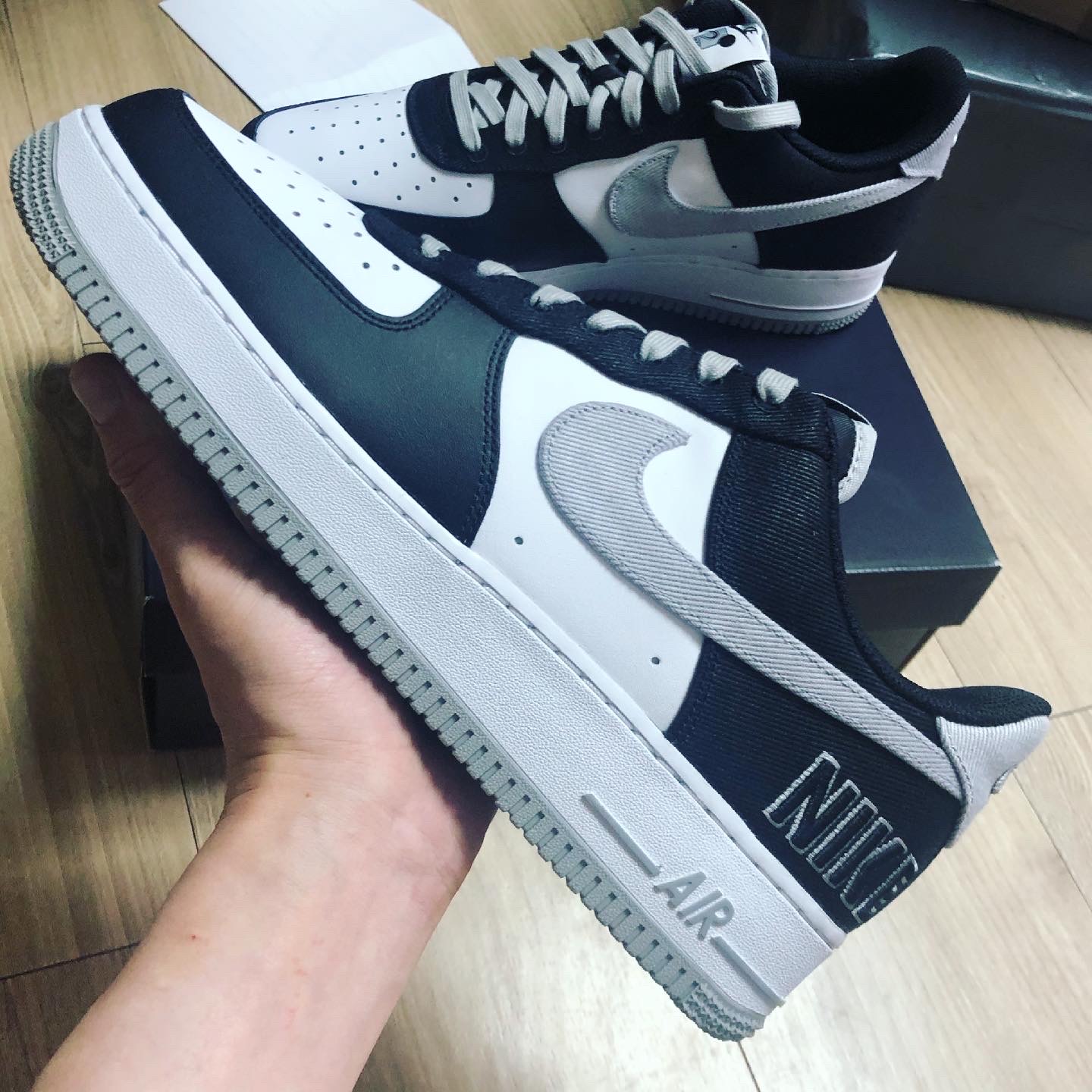 Nike Air Force 1 '07 LV8 EMB Black Silver 착용 스타일 - 3
