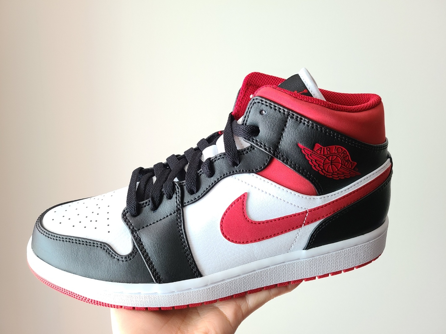 Jordan 1 Mid Gym Red Black White 착용 스타일 - 3