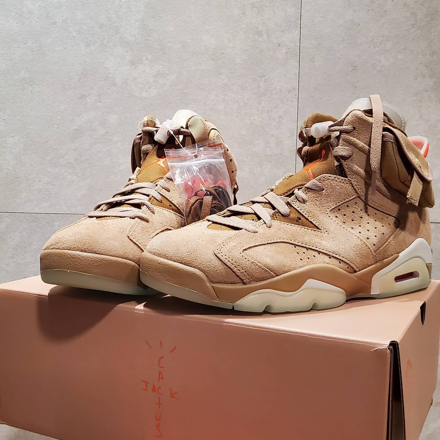 Jordan 6 x Travis Scott Retro SP British Khaki 착용 스타일 - 1