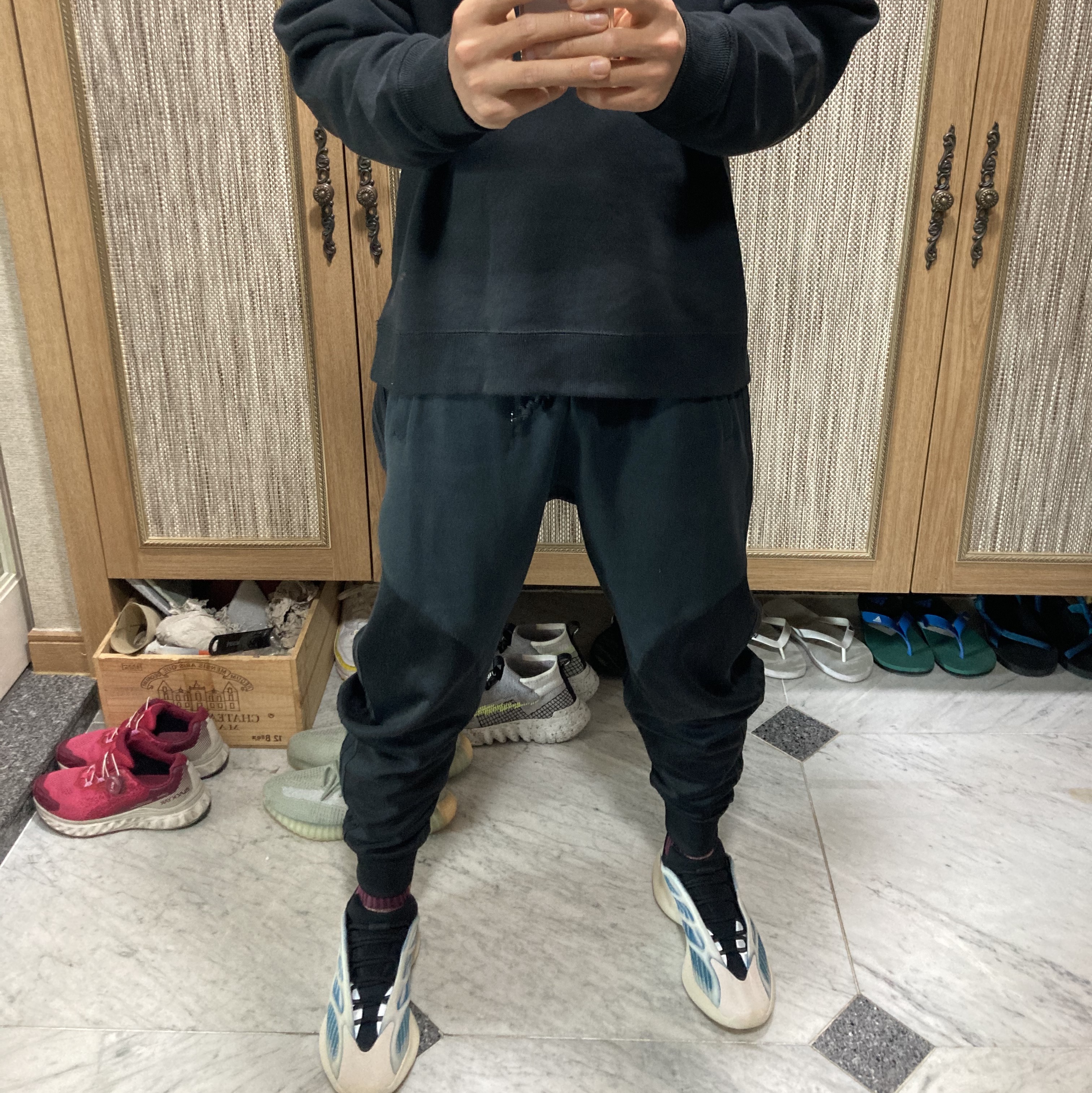 Adidas Yeezy 700 V3 Kyanite 착용 스타일