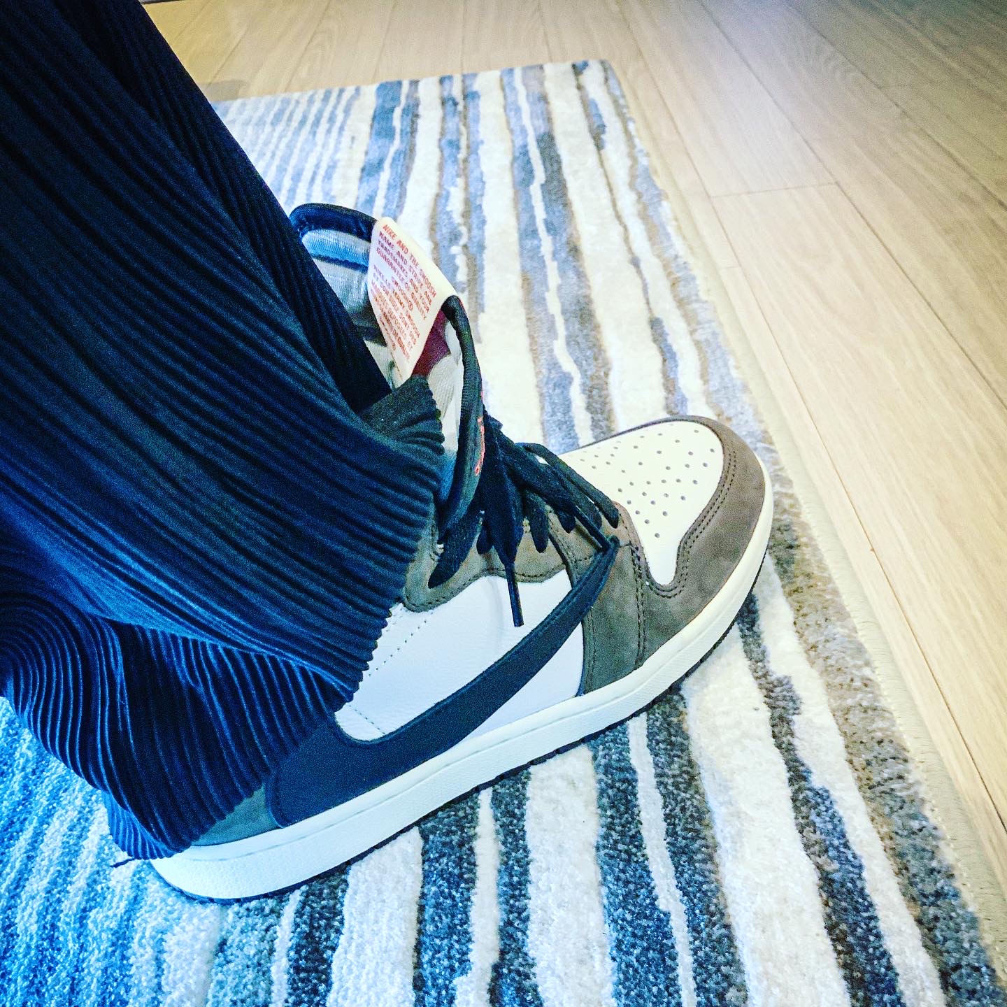 Jordan 1 x Travis Scott Retro High OG SP Mocha, Jordan 1 x Travis Scott Retro Low OG SP Mocha 착용 스타일 - 2