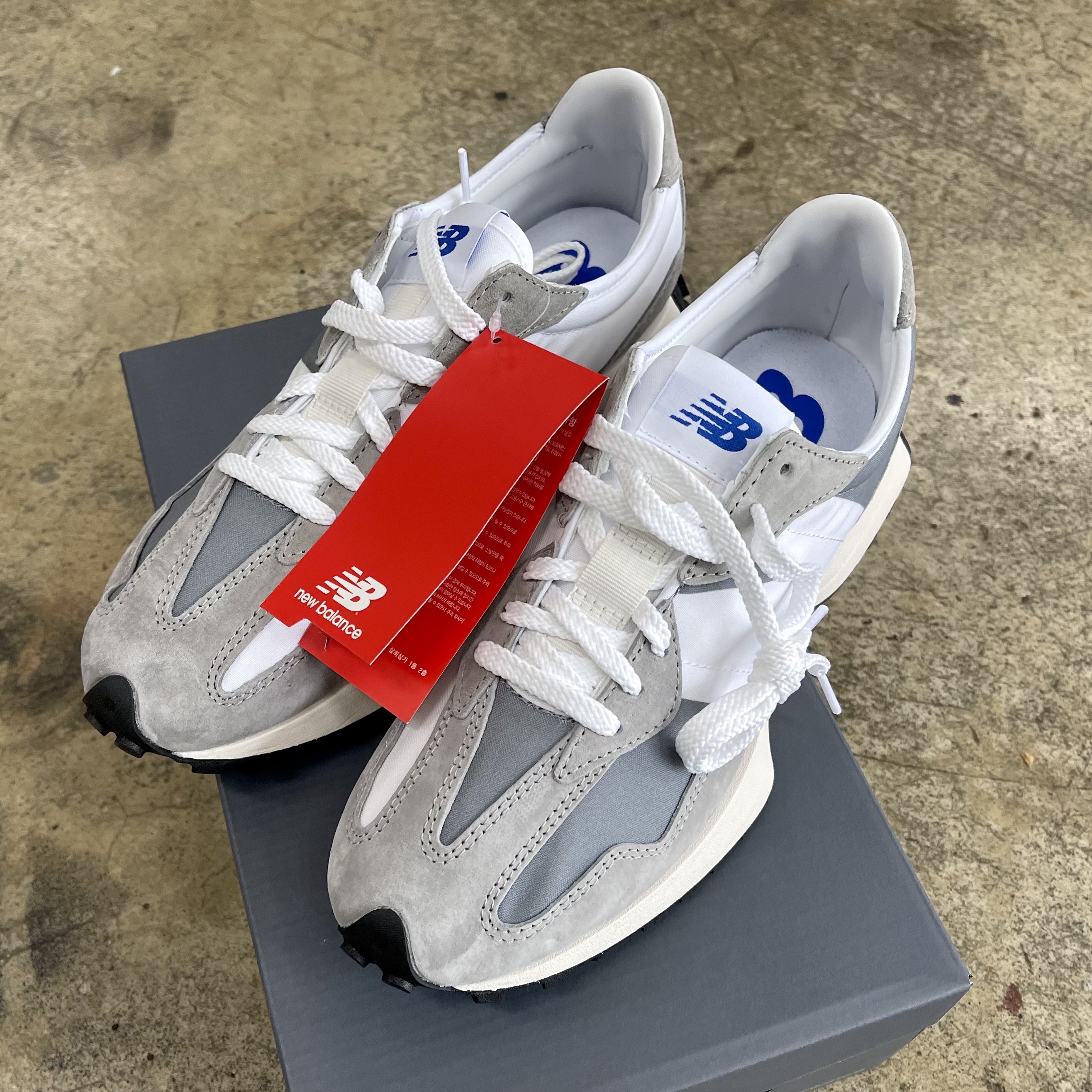 New Balance 327 Grey 착용 스타일 - 1