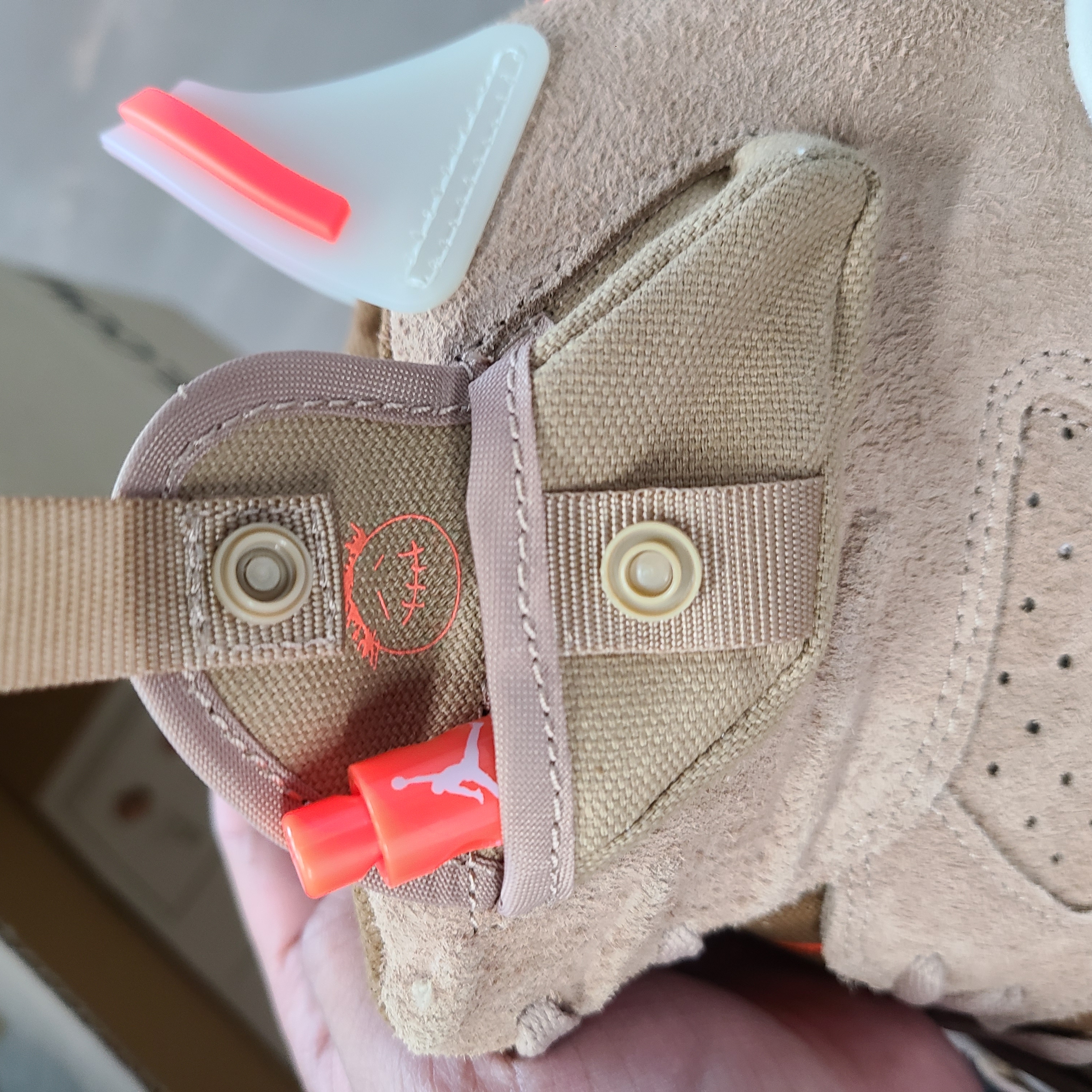 Jordan 6 x Travis Scott Retro SP British Khaki 착용 스타일 - 2