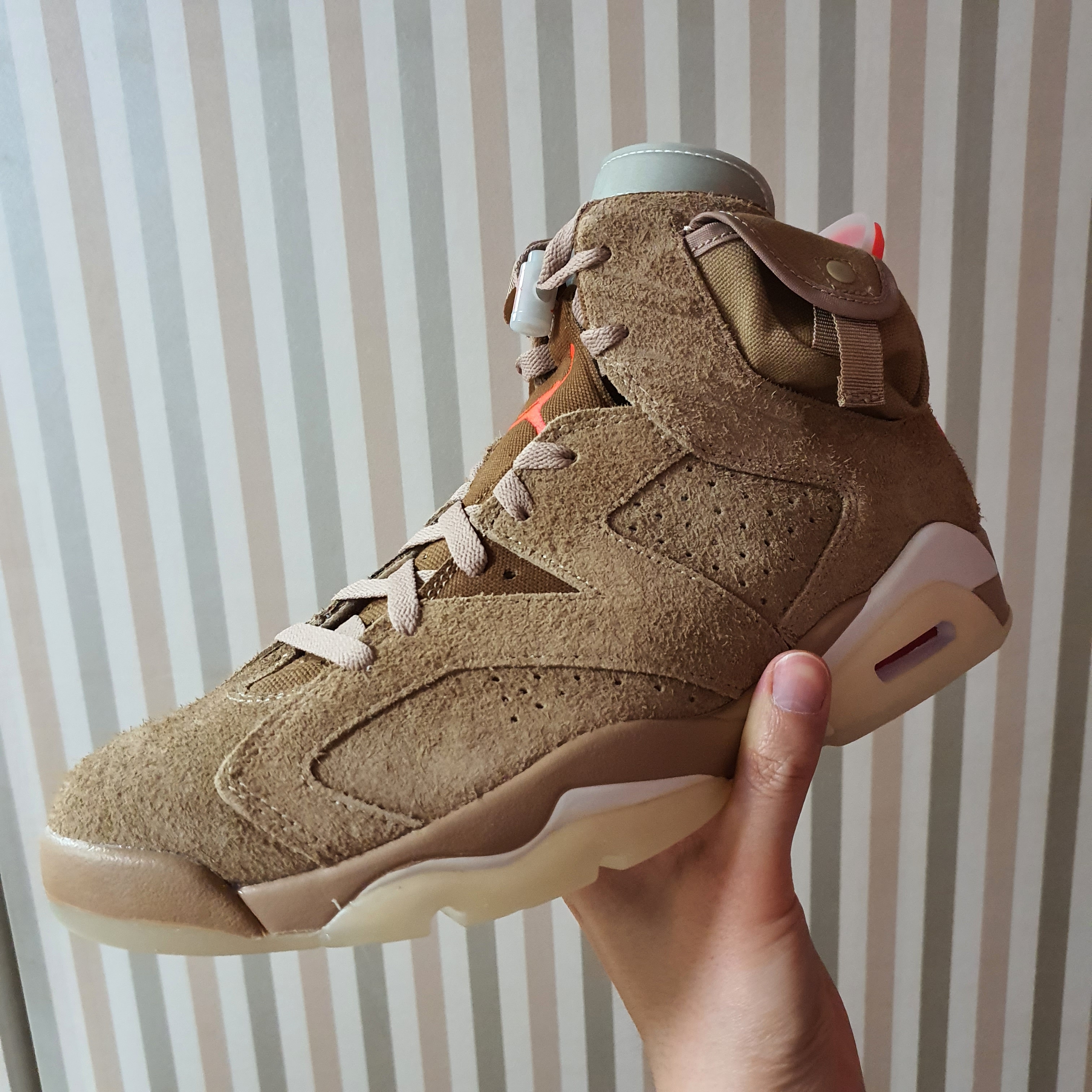 Jordan 6 x Travis Scott Retro SP British Khaki 착용 스타일