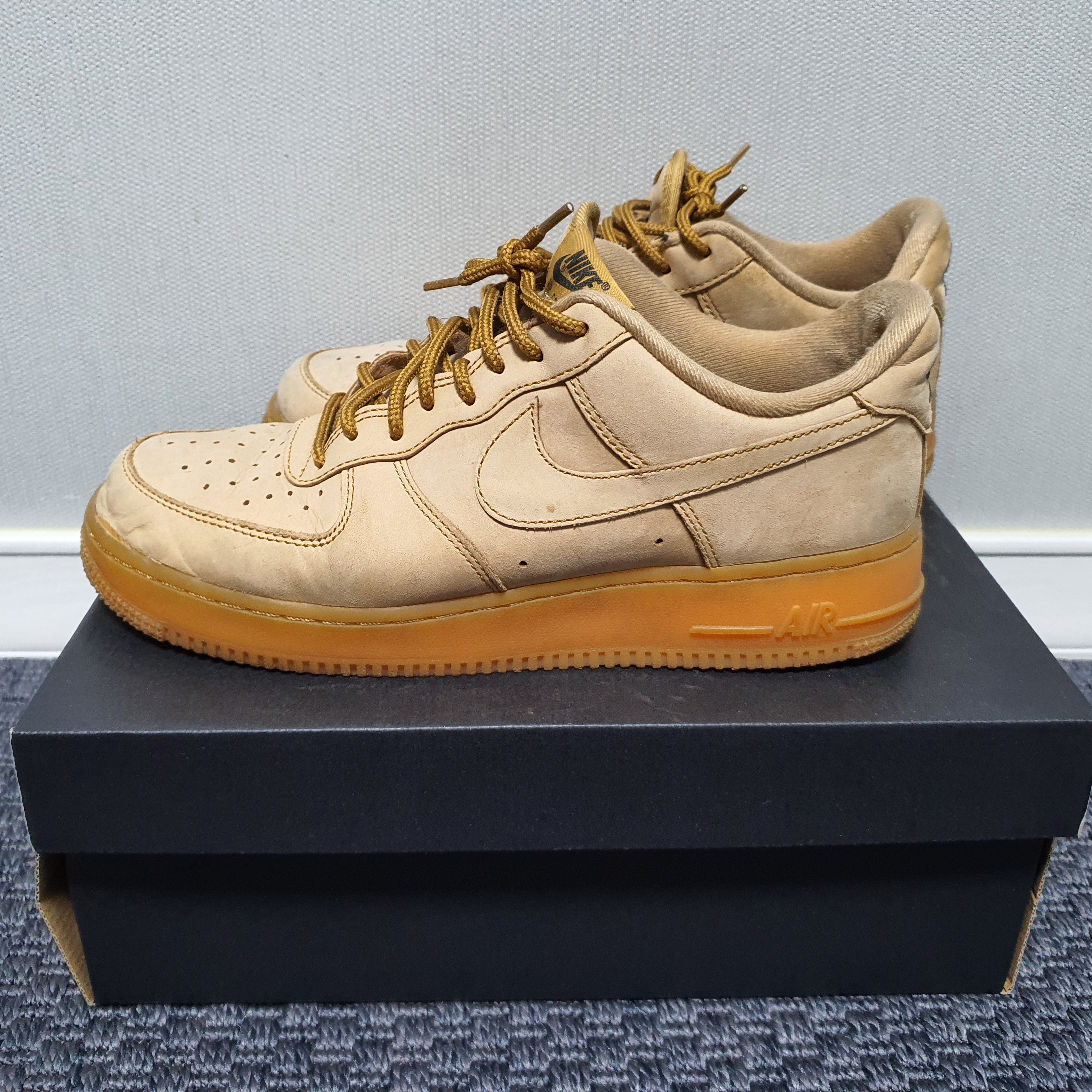Nike Air Force 1 '07 LV8 Suede Mushroom 착용 스타일