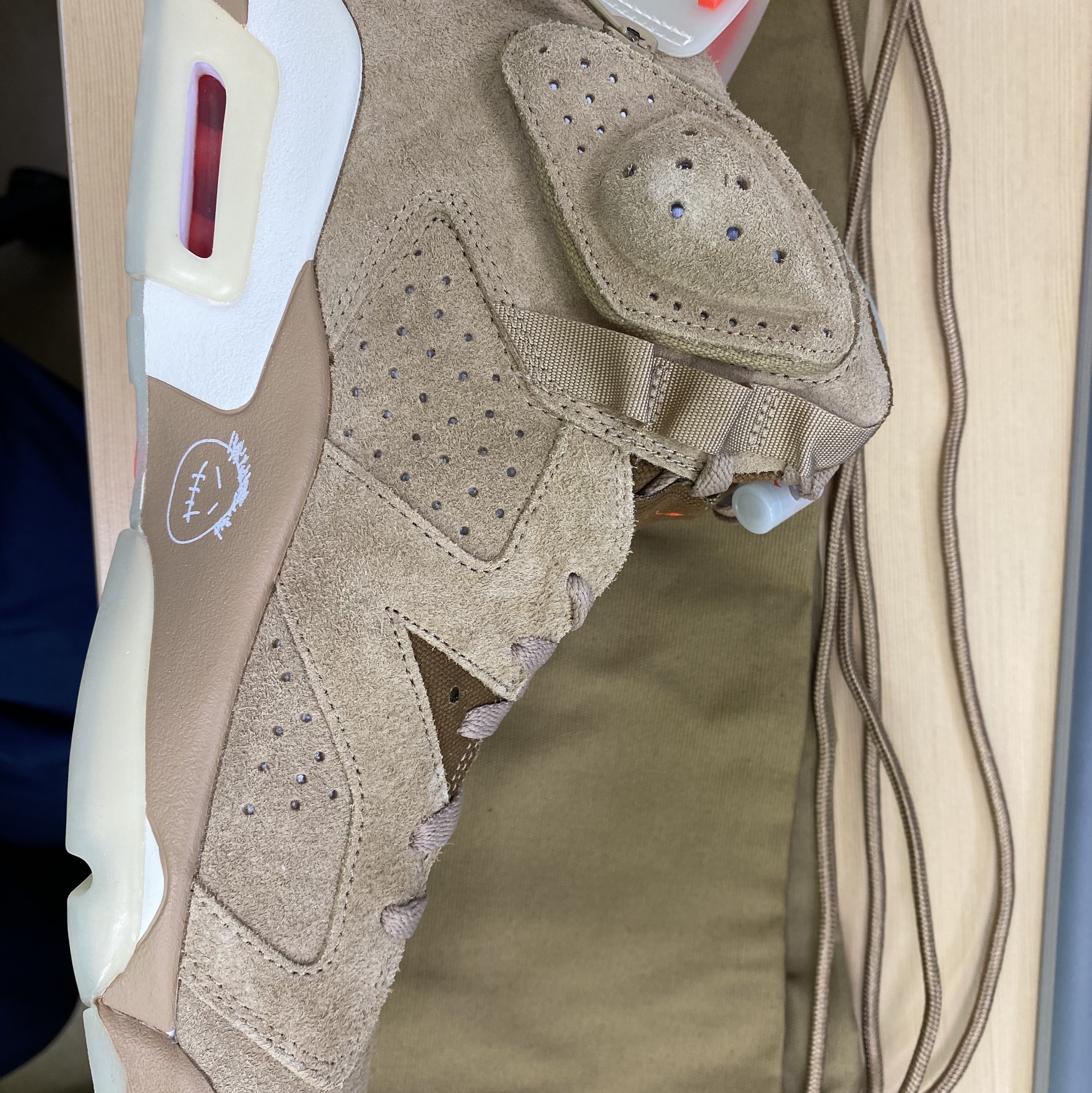Jordan 6 x Travis Scott Retro SP British Khaki 착용 스타일 - 2