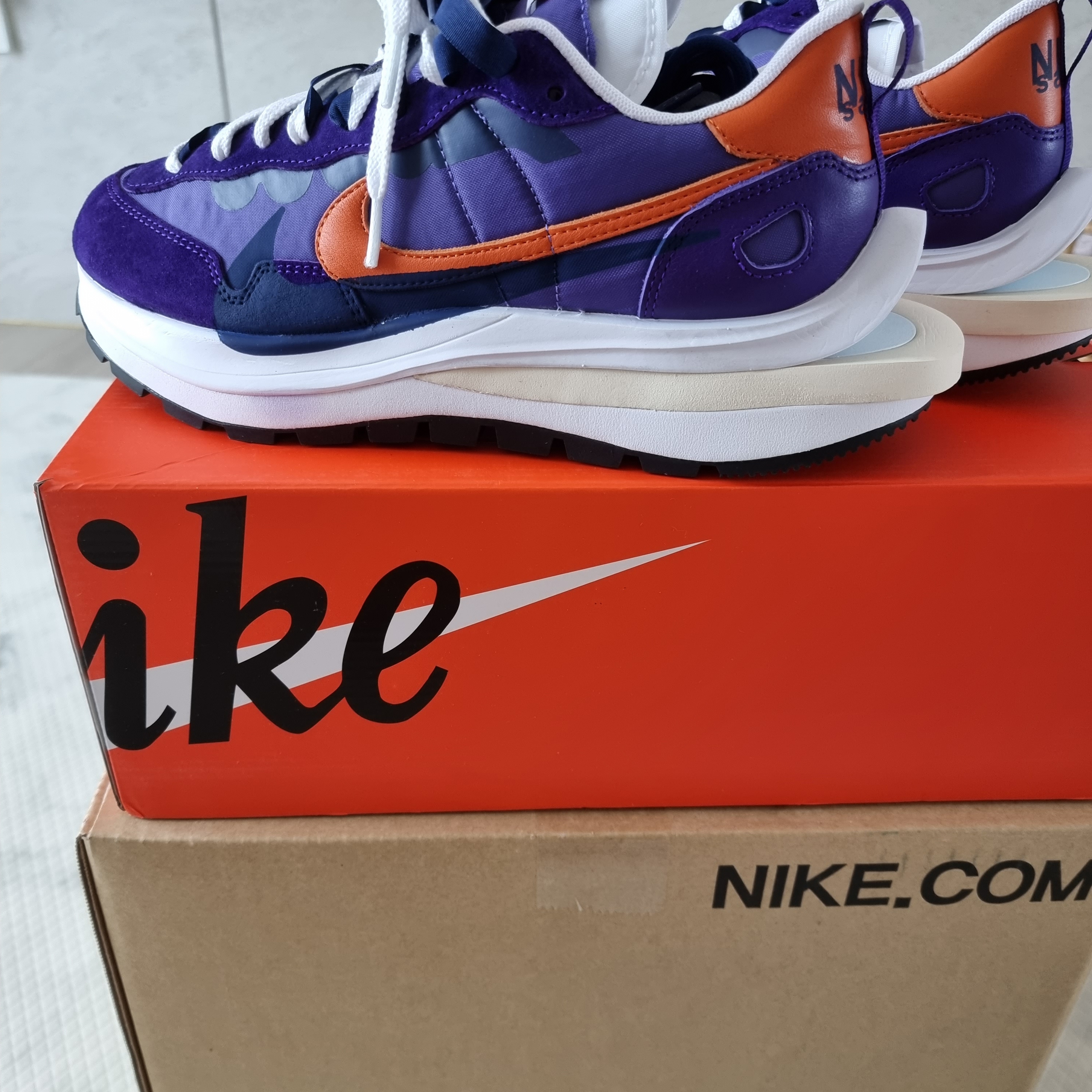Nike x Sacai VaporWaffle Dark Iris 착용 스타일 - 2