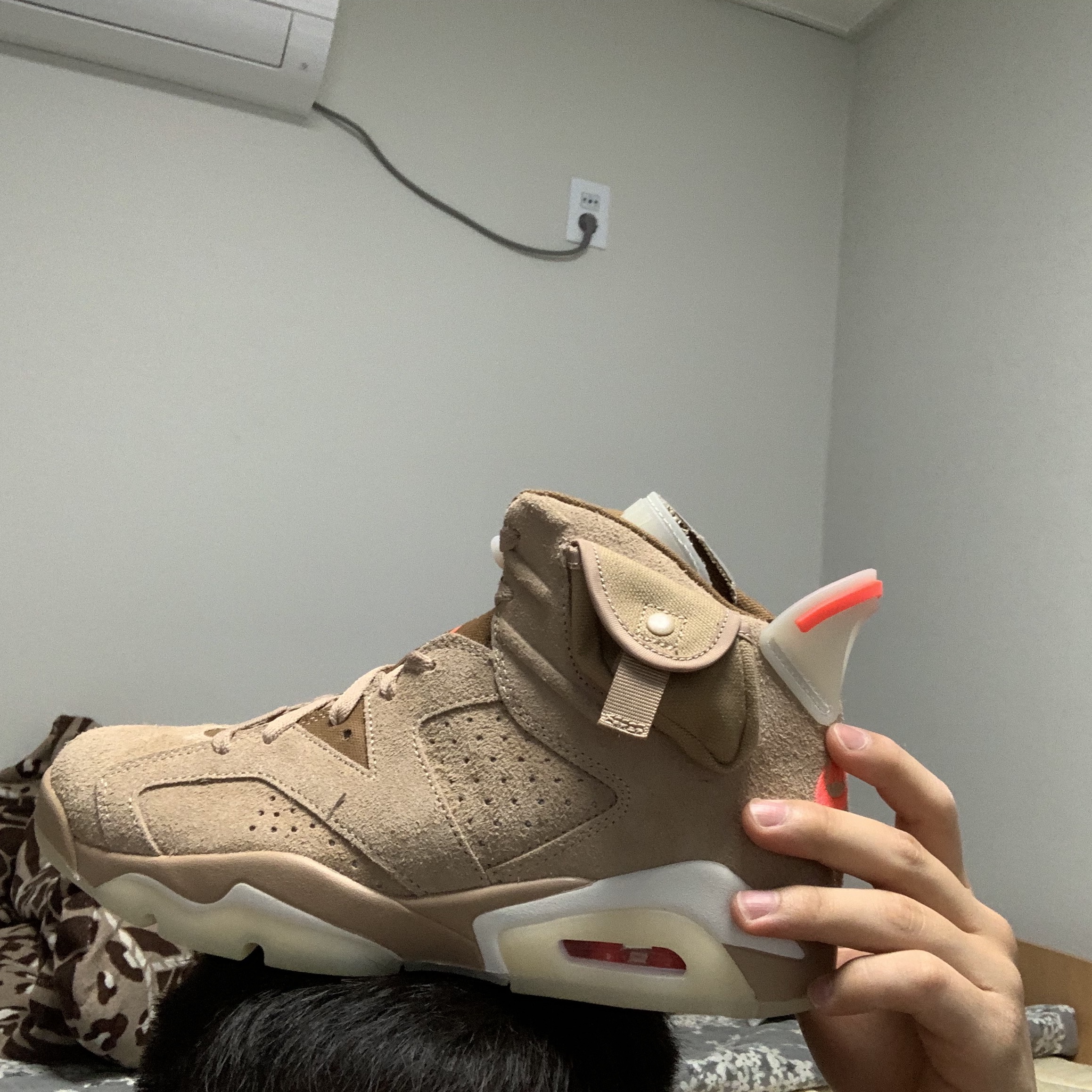 Jordan 6 x Travis Scott Retro SP British Khaki 착용 스타일 - 5