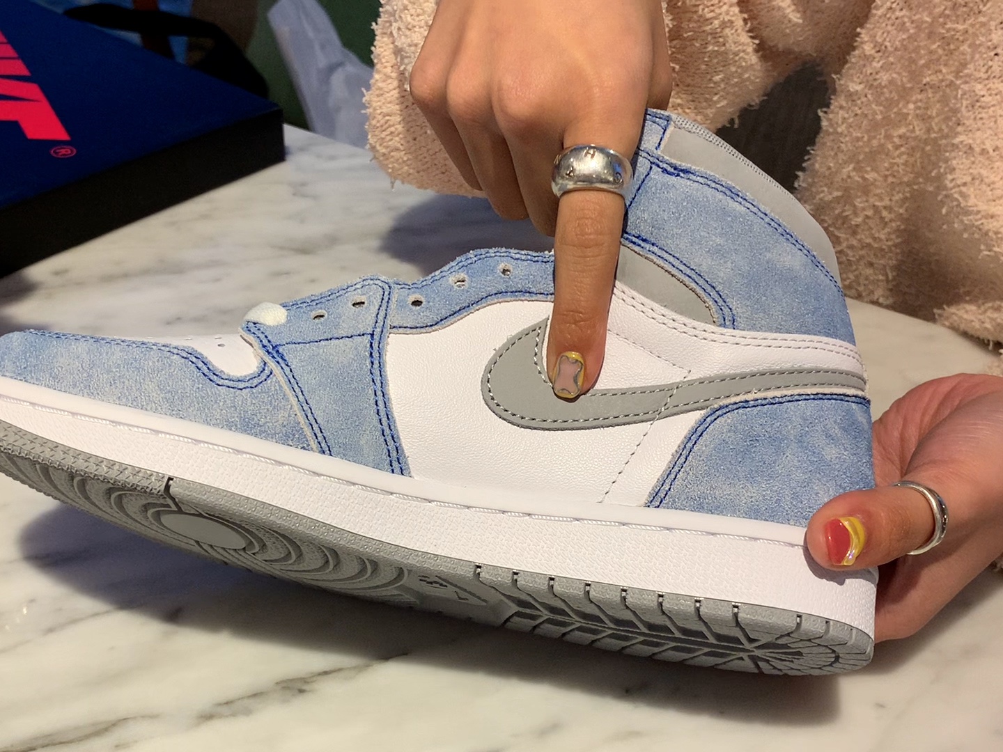 Jordan 1 Retro High OG Hyper Royal 착용 스타일 - 5