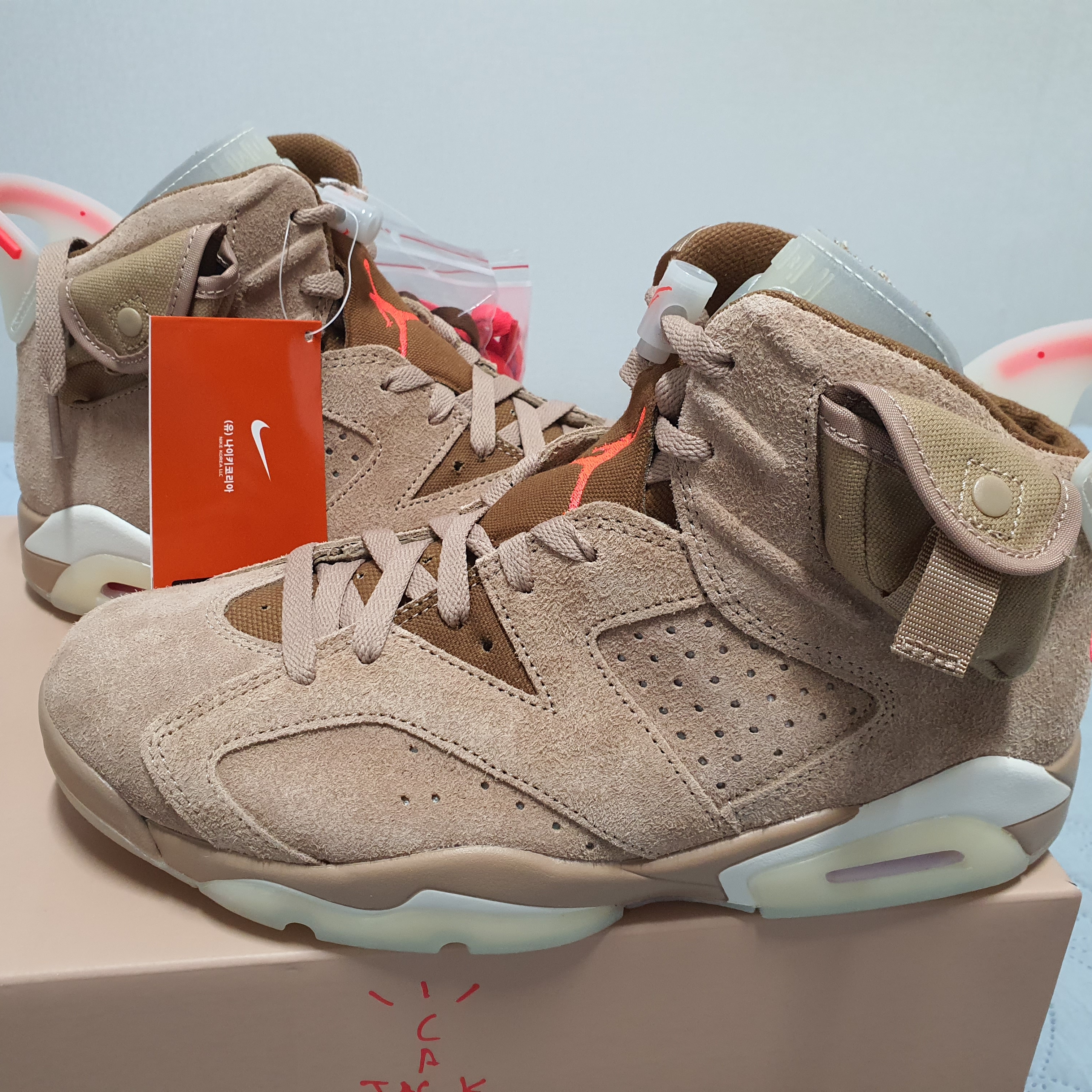 Jordan 6 x Travis Scott Retro SP British Khaki 착용 스타일 - 1