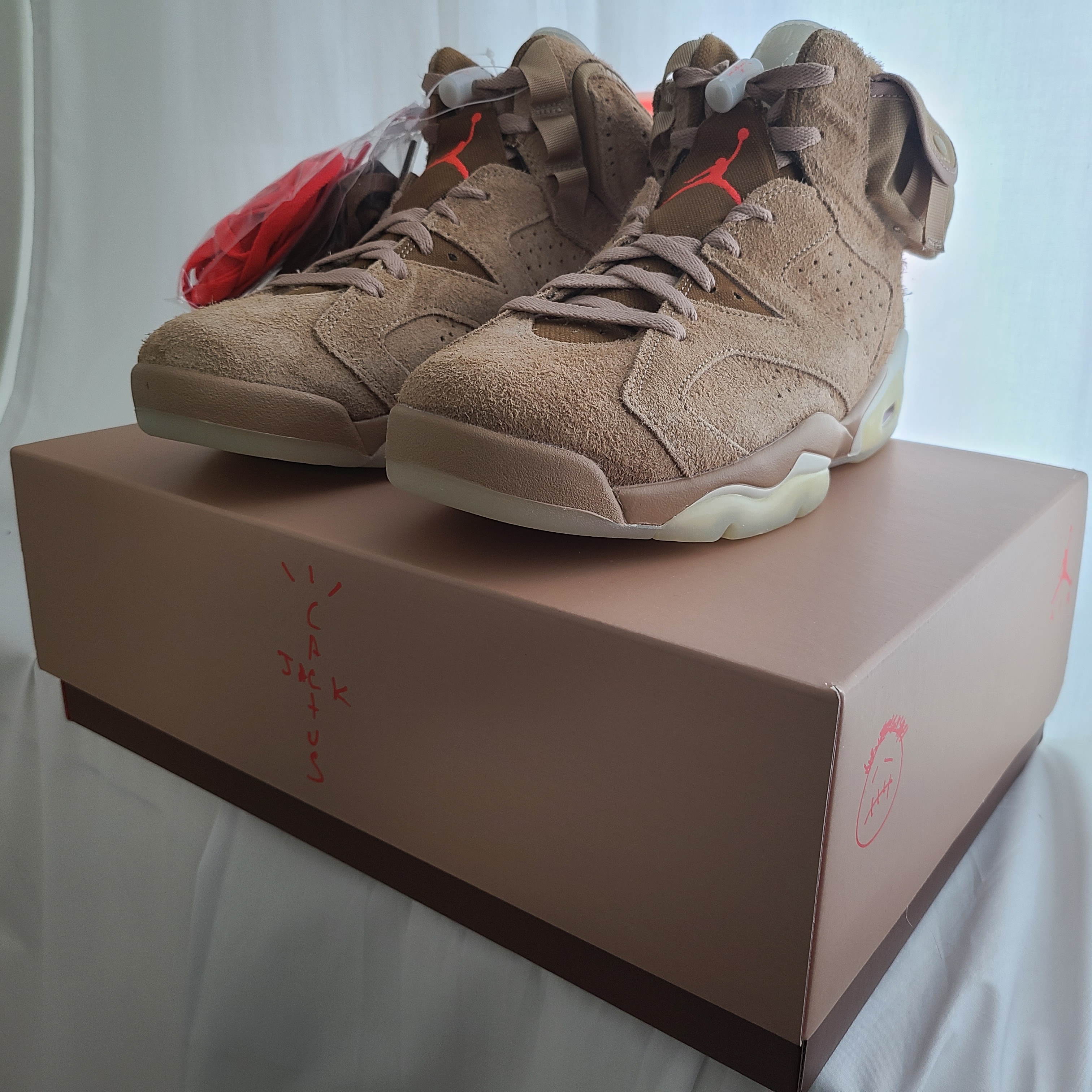 Jordan 6 x Travis Scott Retro SP British Khaki 착용 스타일 - 1