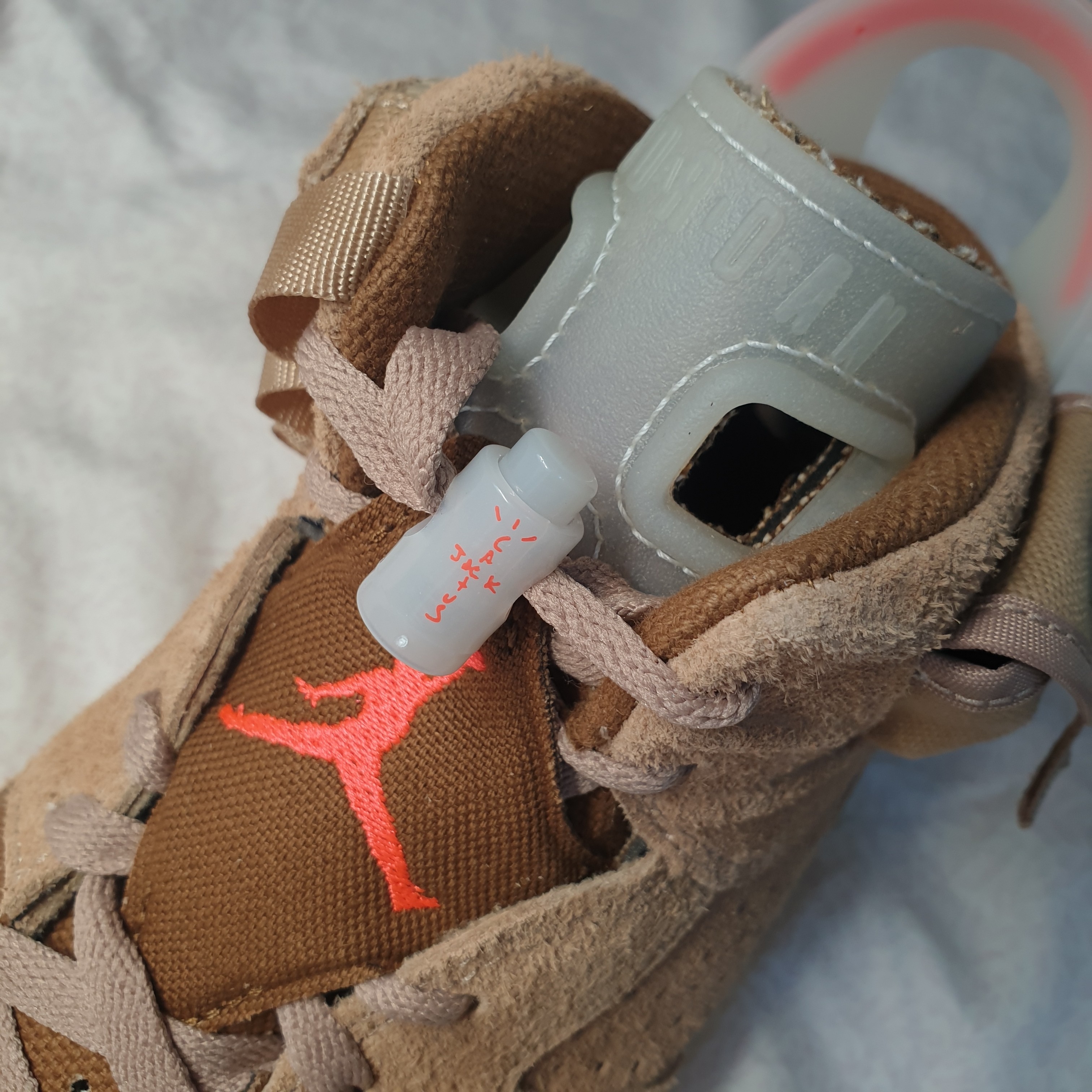 Jordan 6 x Travis Scott Retro SP British Khaki 착용 스타일 - 3