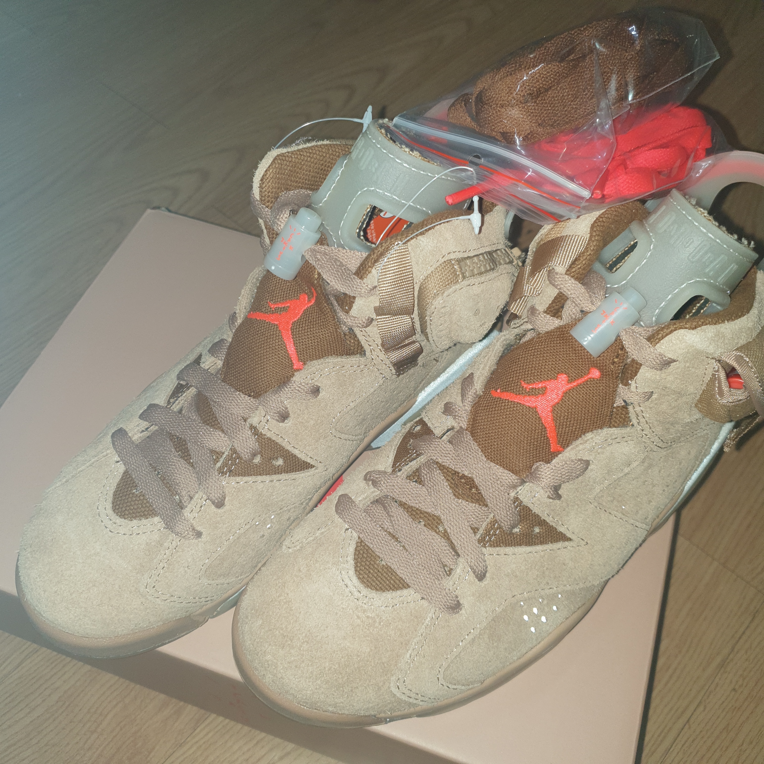 Jordan 6 x Travis Scott Retro SP British Khaki 착용 스타일 - 2