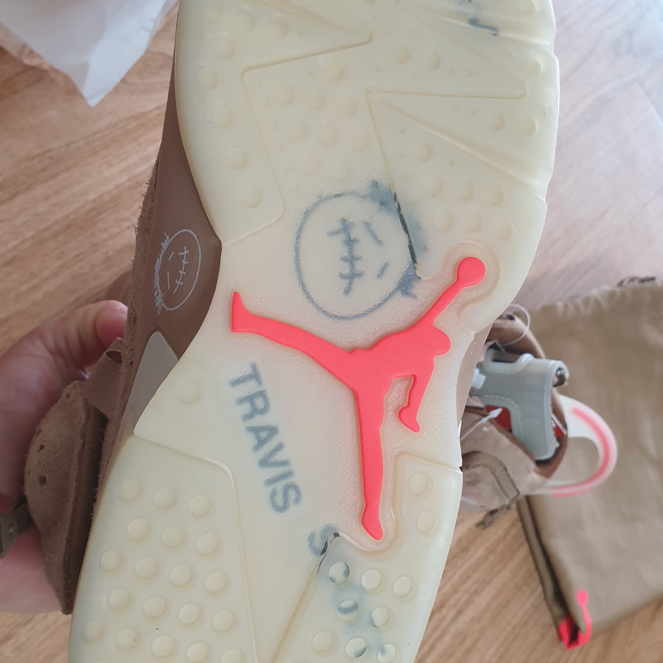 Jordan 6 x Travis Scott Retro SP British Khaki, Jordan 6 x Travis Scott Retro Olive 착용 스타일 - 2