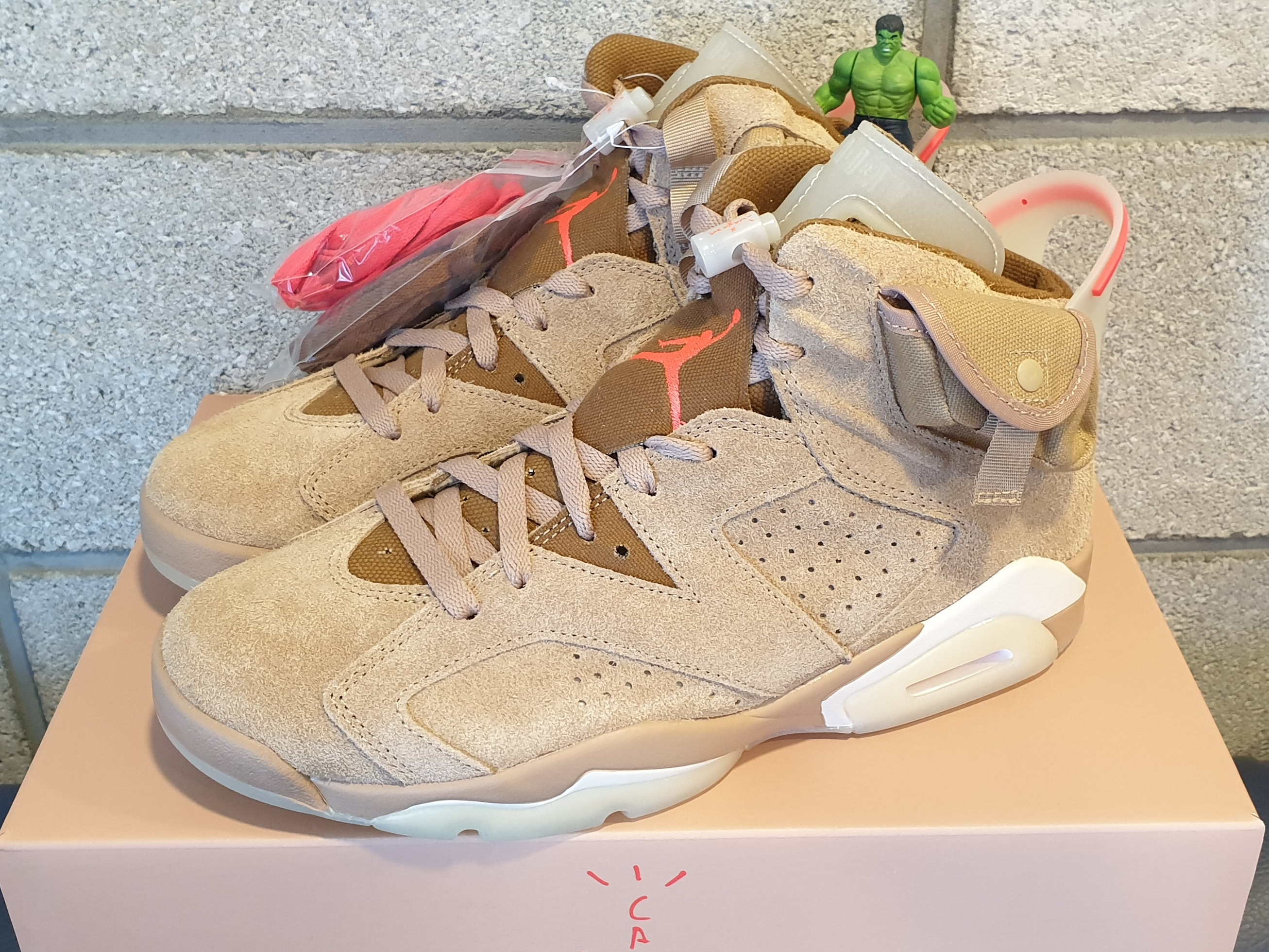 Jordan 6 x Travis Scott Retro SP British Khaki 착용 스타일 - 1