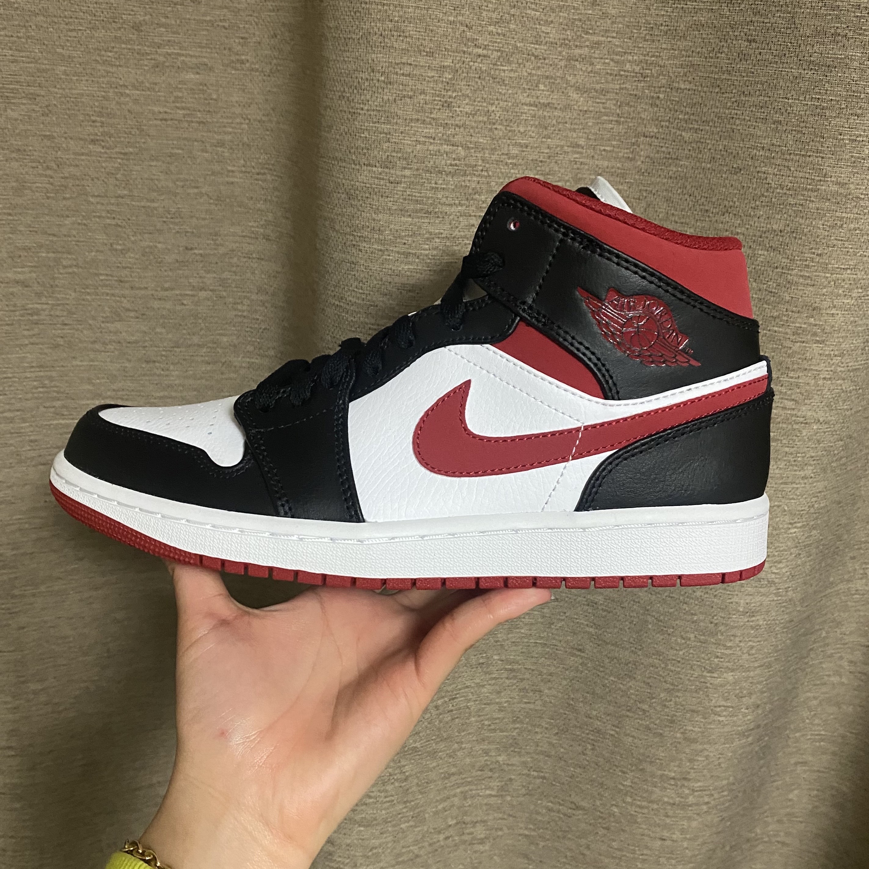 Jordan 1 Mid Gym Red Black White 착용 스타일