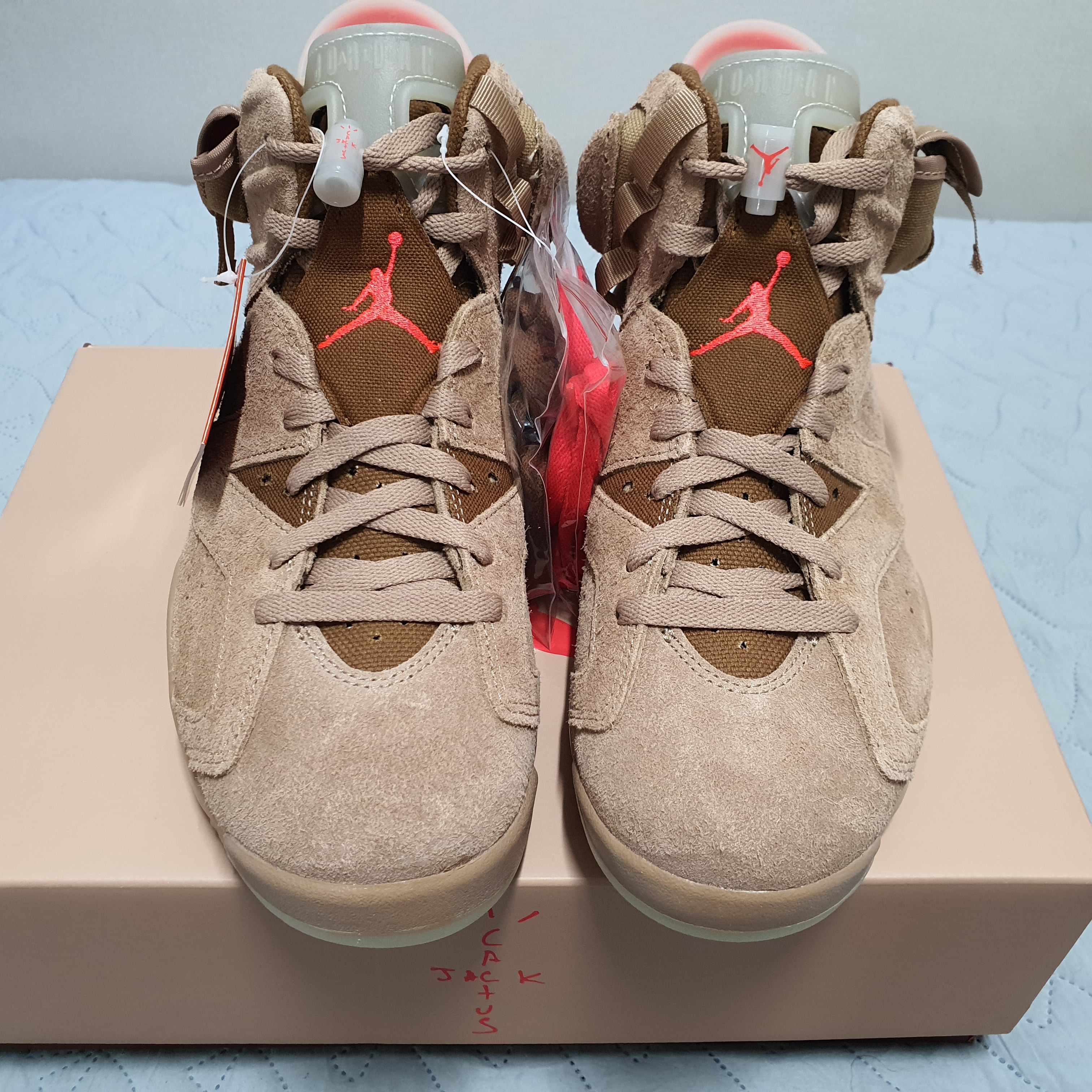 Jordan 6 x Travis Scott Retro SP British Khaki 착용 스타일 - 3