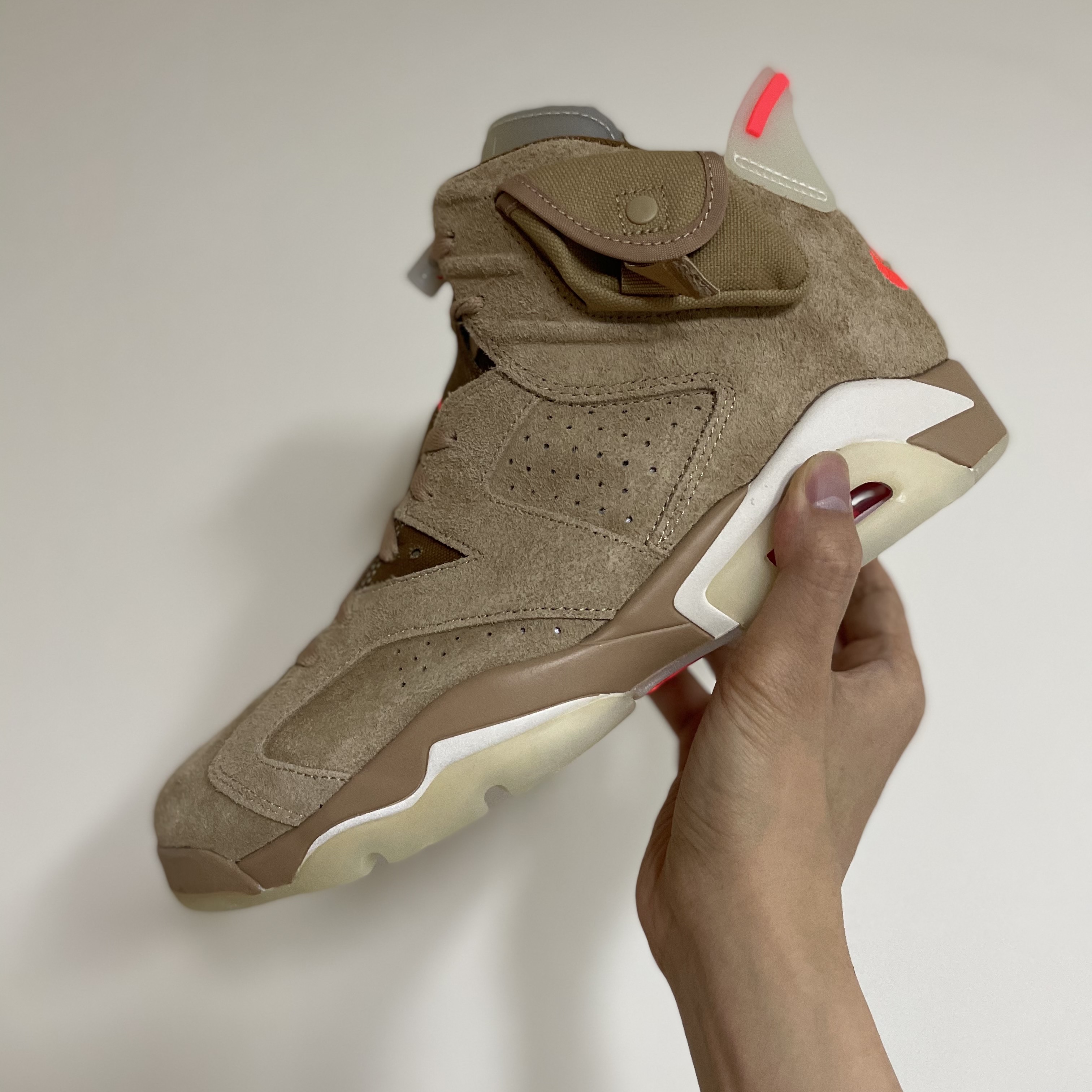 Jordan 6 x Travis Scott Retro SP British Khaki 착용 스타일