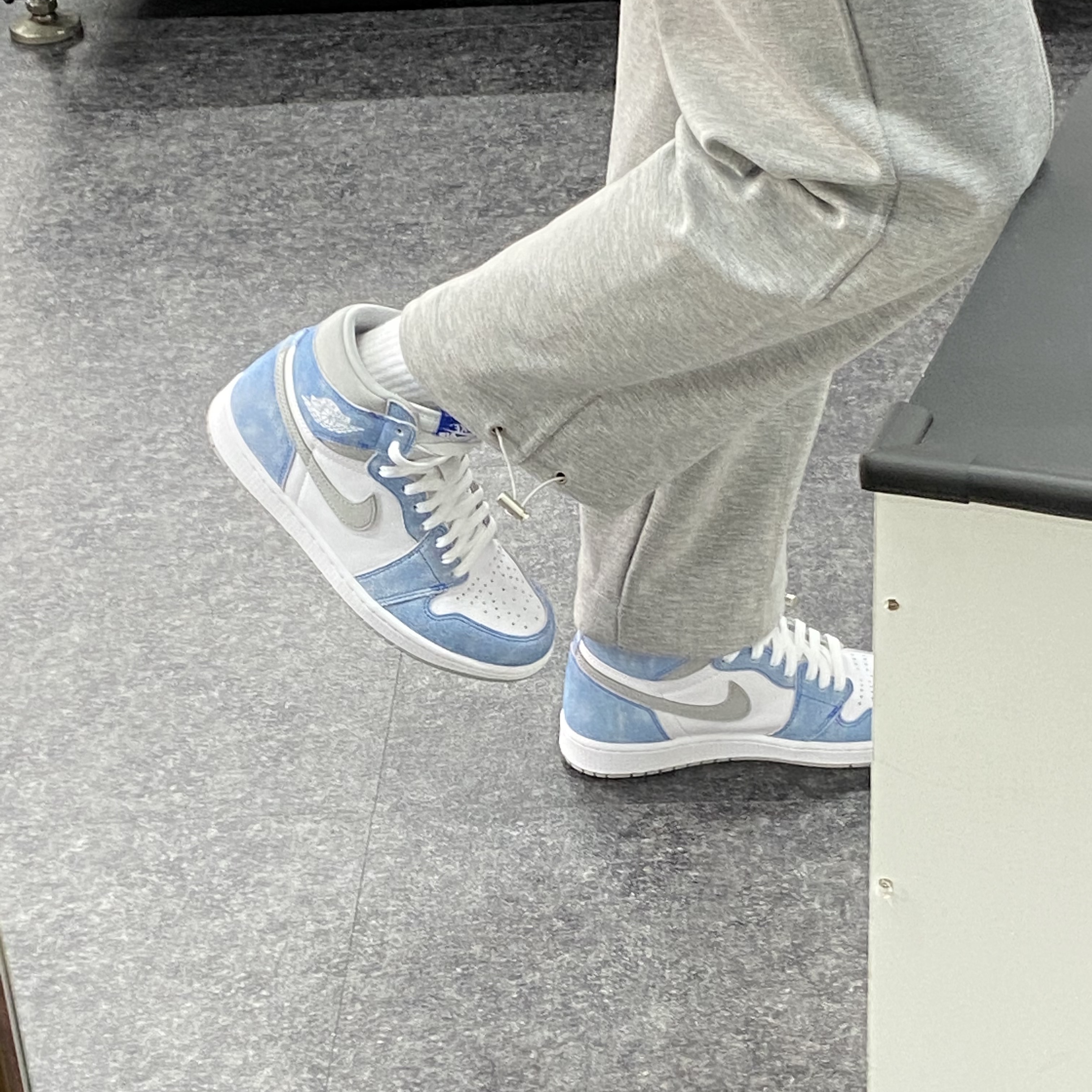 Jordan 1 Retro High OG Hyper Royal 착용 스타일 - 1