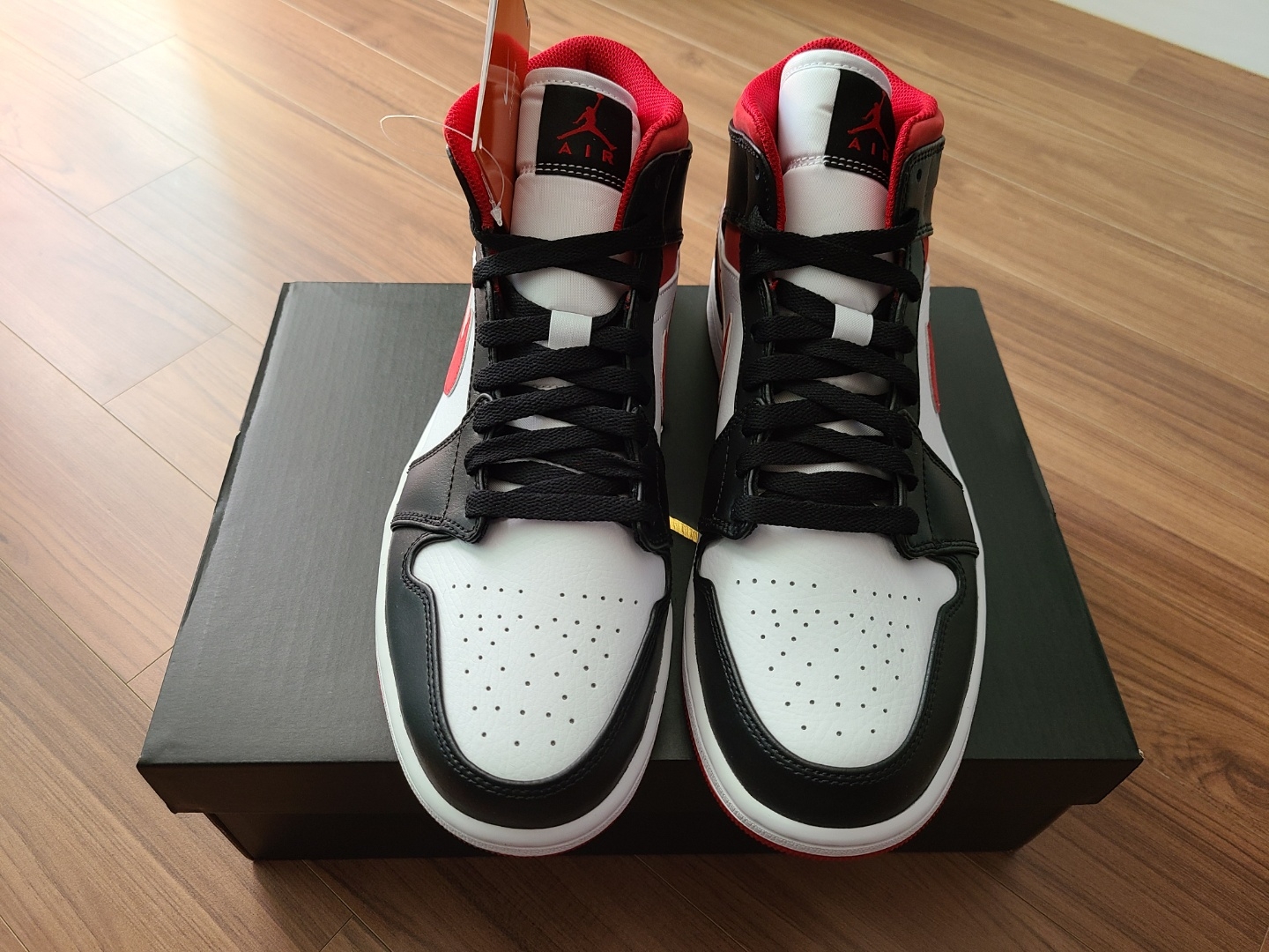 Jordan 1 Mid Gym Red Black White 착용 스타일 - 2
